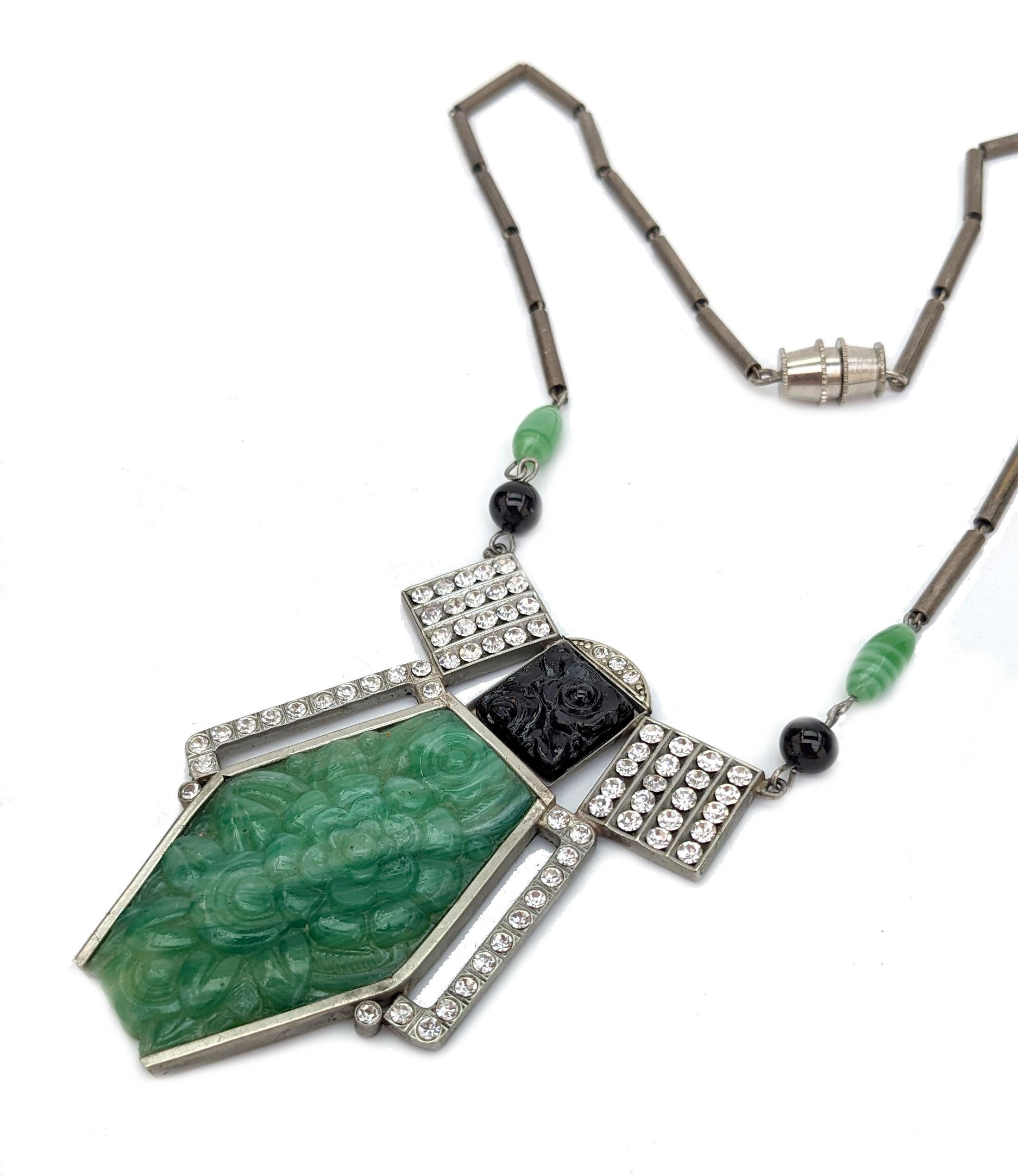 Art Deco Jade & black Glass Ladies Necklace, c1930 1