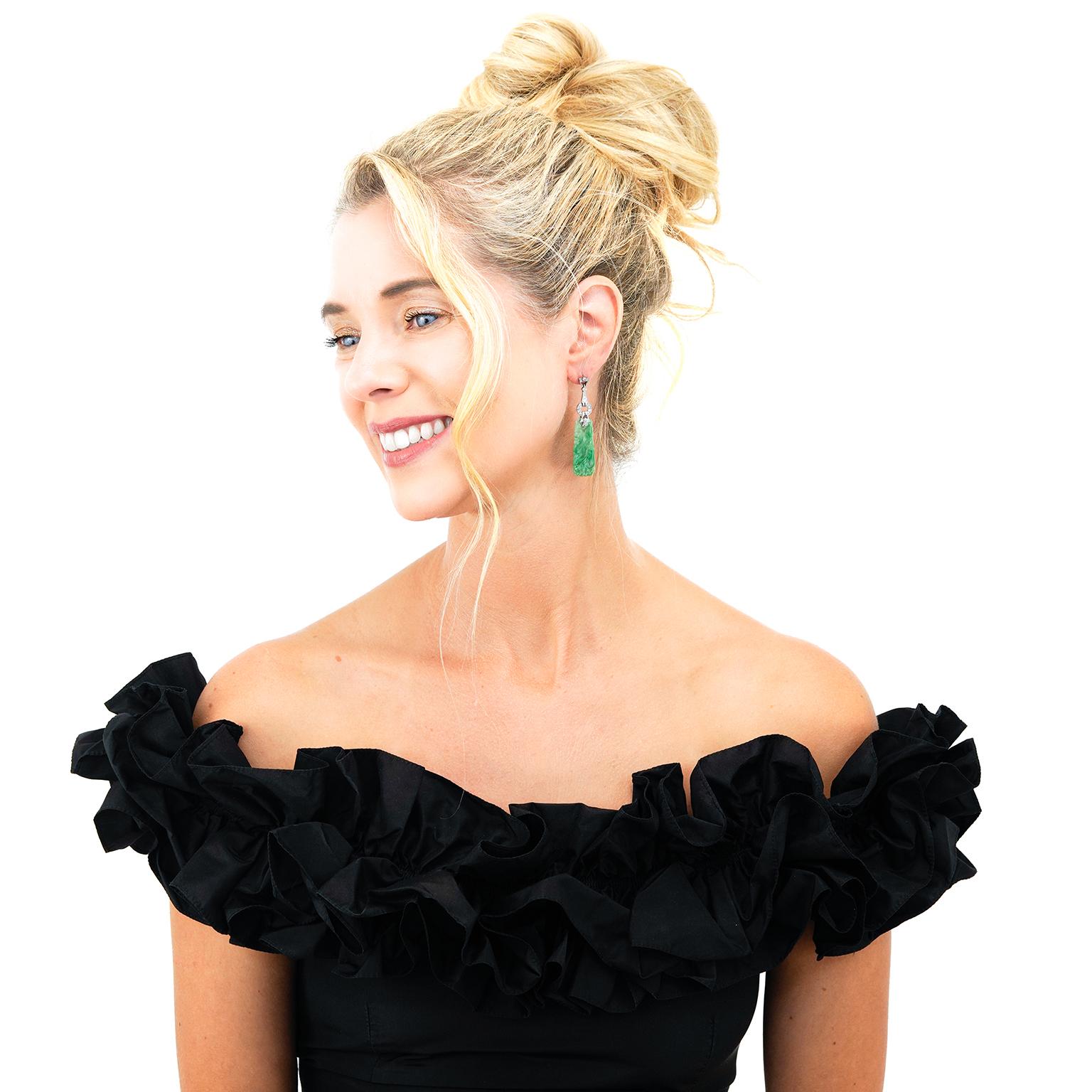 Anni '20 circa, Platino, attribuito a Lowe, Londra. Questi orecchini a lampadario d'epoca in stile Art Déco presentano una giada elegantemente intagliata e diamanti bianchi brillanti (colore H, purezza SI1). Con una lunghezza di oltre due pollici,