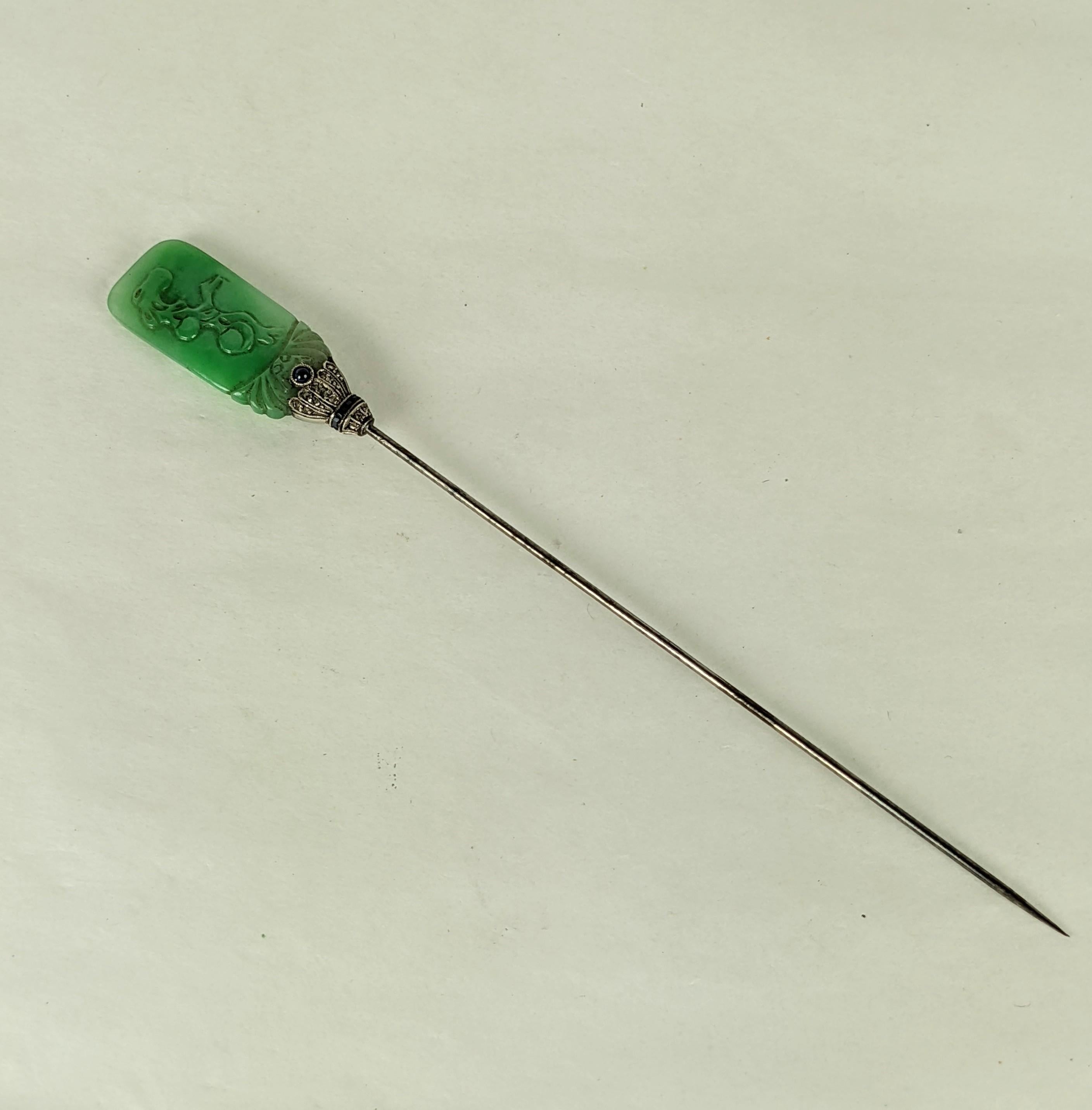 Taille vieille mine Épingle à chapeau Art déco en jade, diamants et saphirs en vente