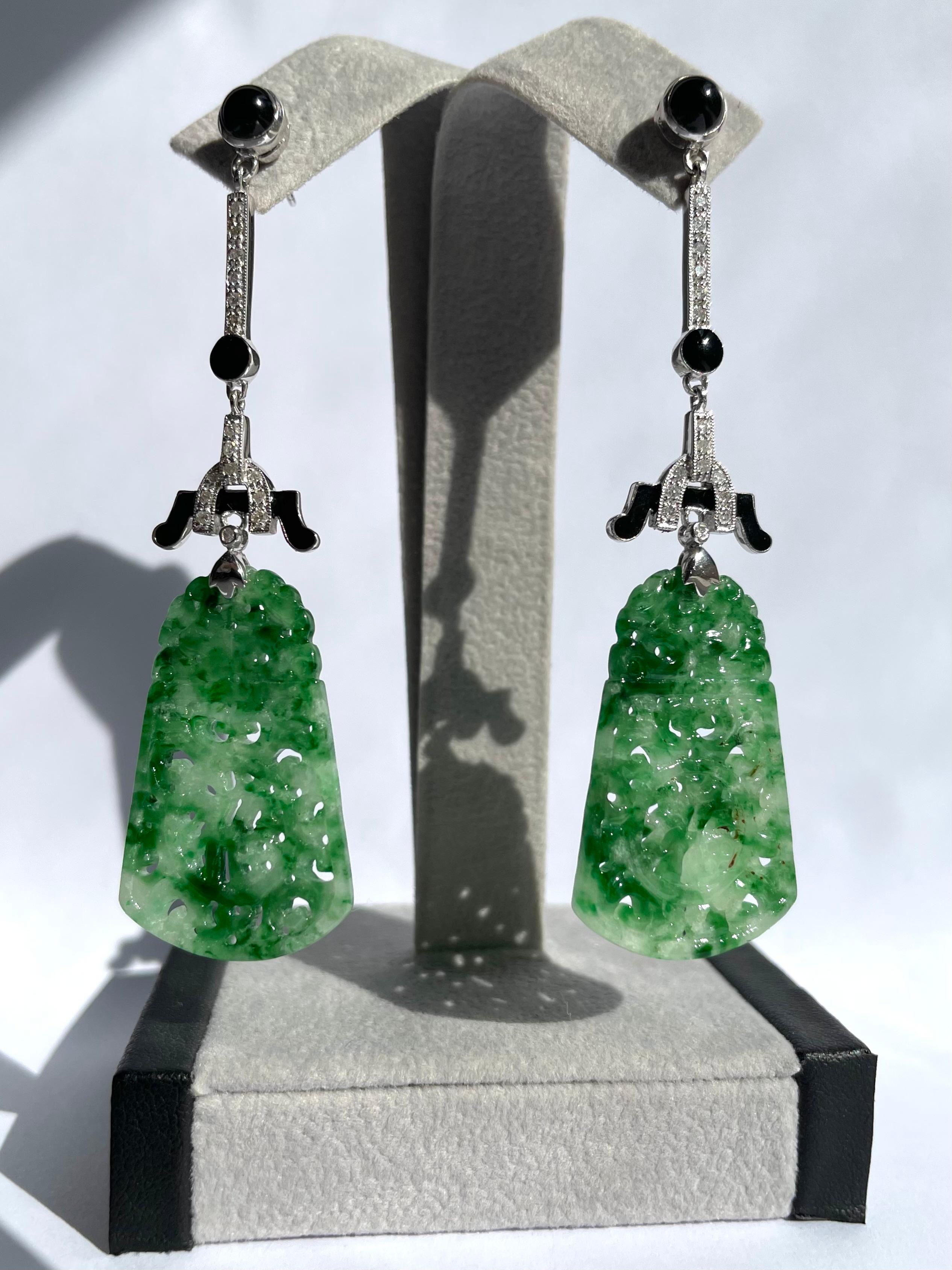 Art Deco Jade, Diamond, & Onyx Dangle Drop Earrings in Platinum In Good Condition For Sale In Boston, MA