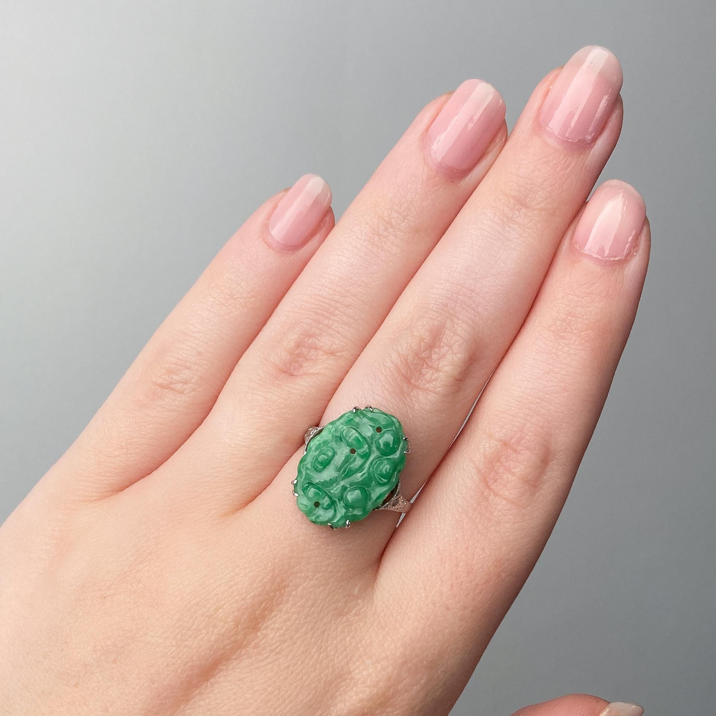 Art Deco Jade & Diamond Ring of 9ct White Gold Corte oval en venta