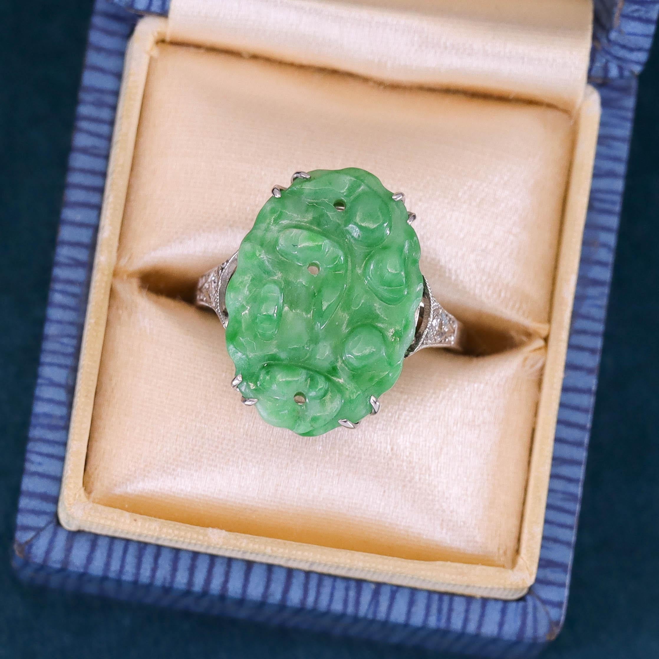 Art Deco Jade & Diamond Ring of 9ct White Gold en Bueno estado para la venta en Lewisburg, PA