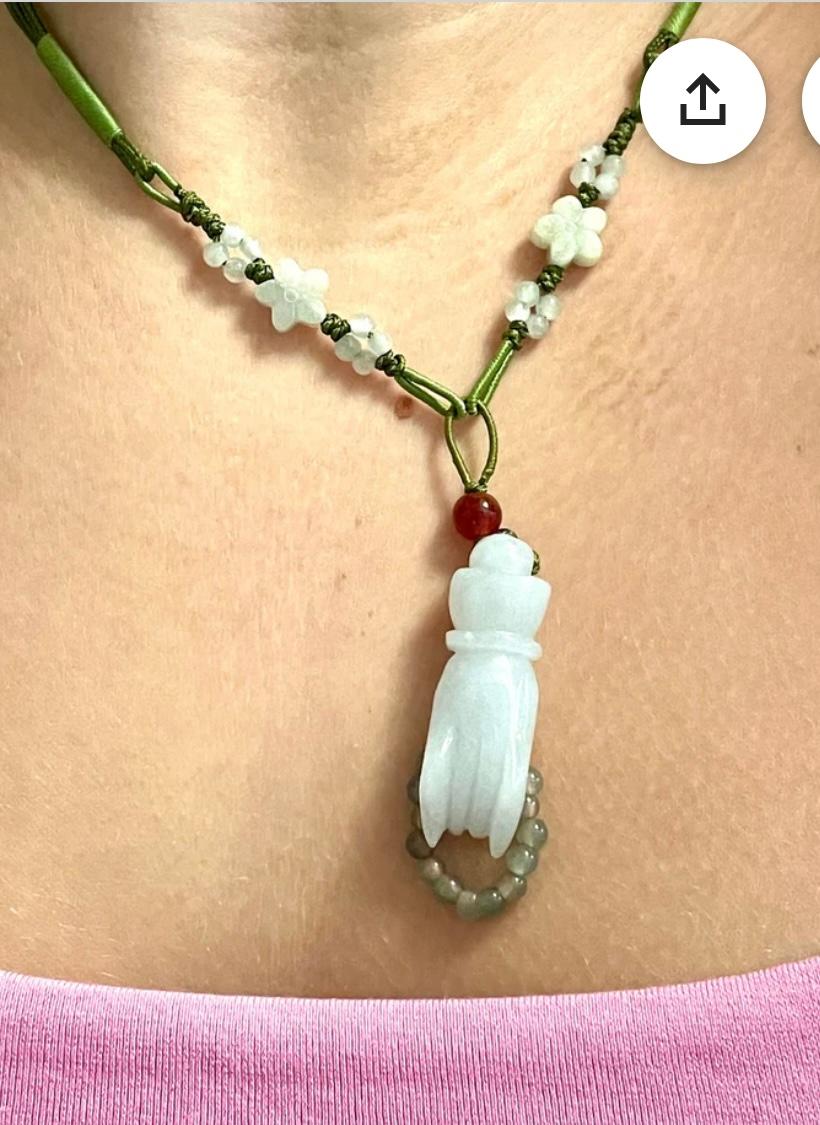 Collana di giada Figa a mano con fiori di frutta in seta cinese Arte Antiques In condizioni ottime in vendita a New York, NY