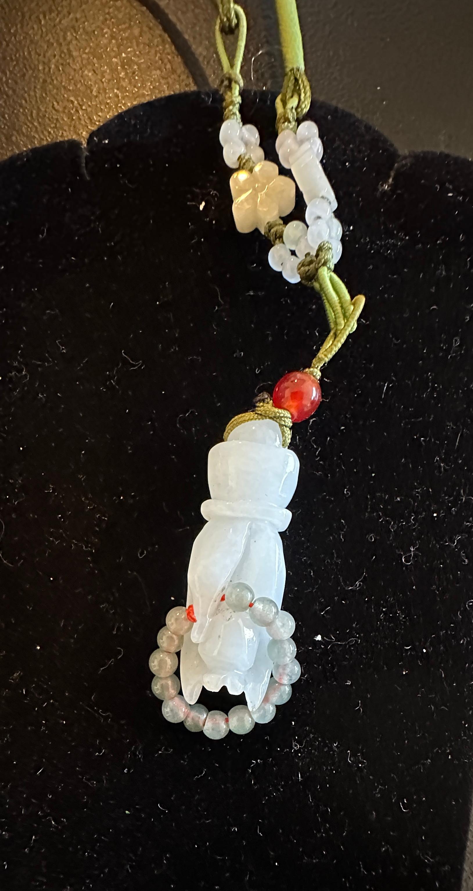 Collana di giada Figa a mano con fiori di frutta in seta cinese Arte Antiques in vendita 2