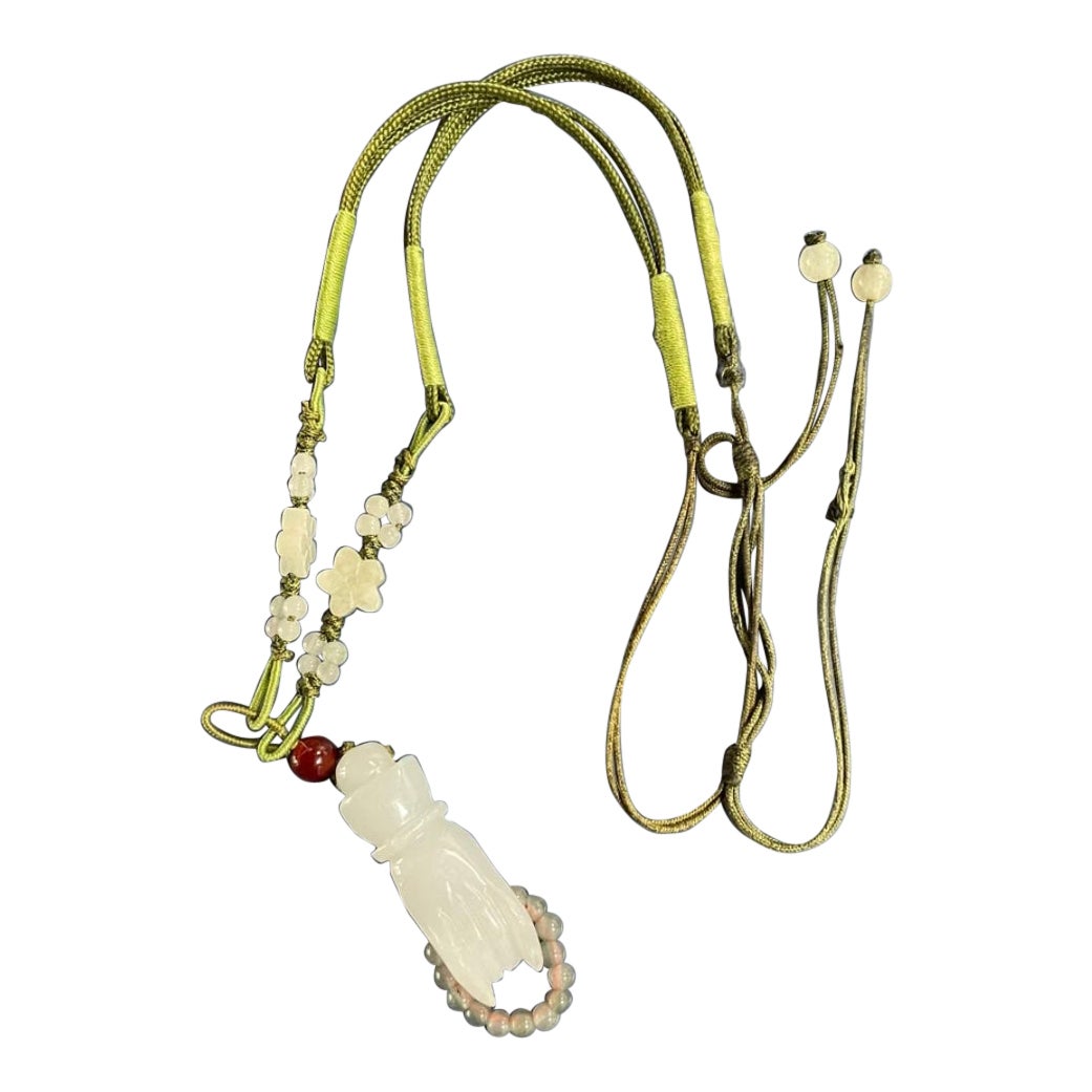 Collana di giada Figa a mano con fiori di frutta in seta cinese Arte Antiques in vendita