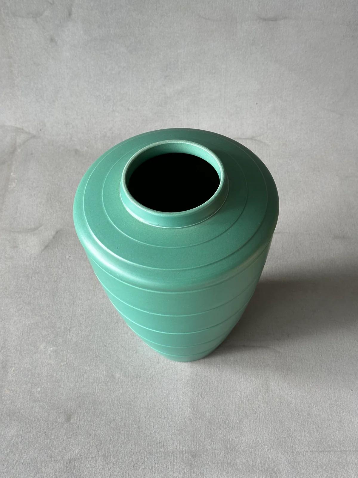 Vase à épaules vert jade Art Déco de Keith Murray de Wedgewood, vers 1930 en vente 4