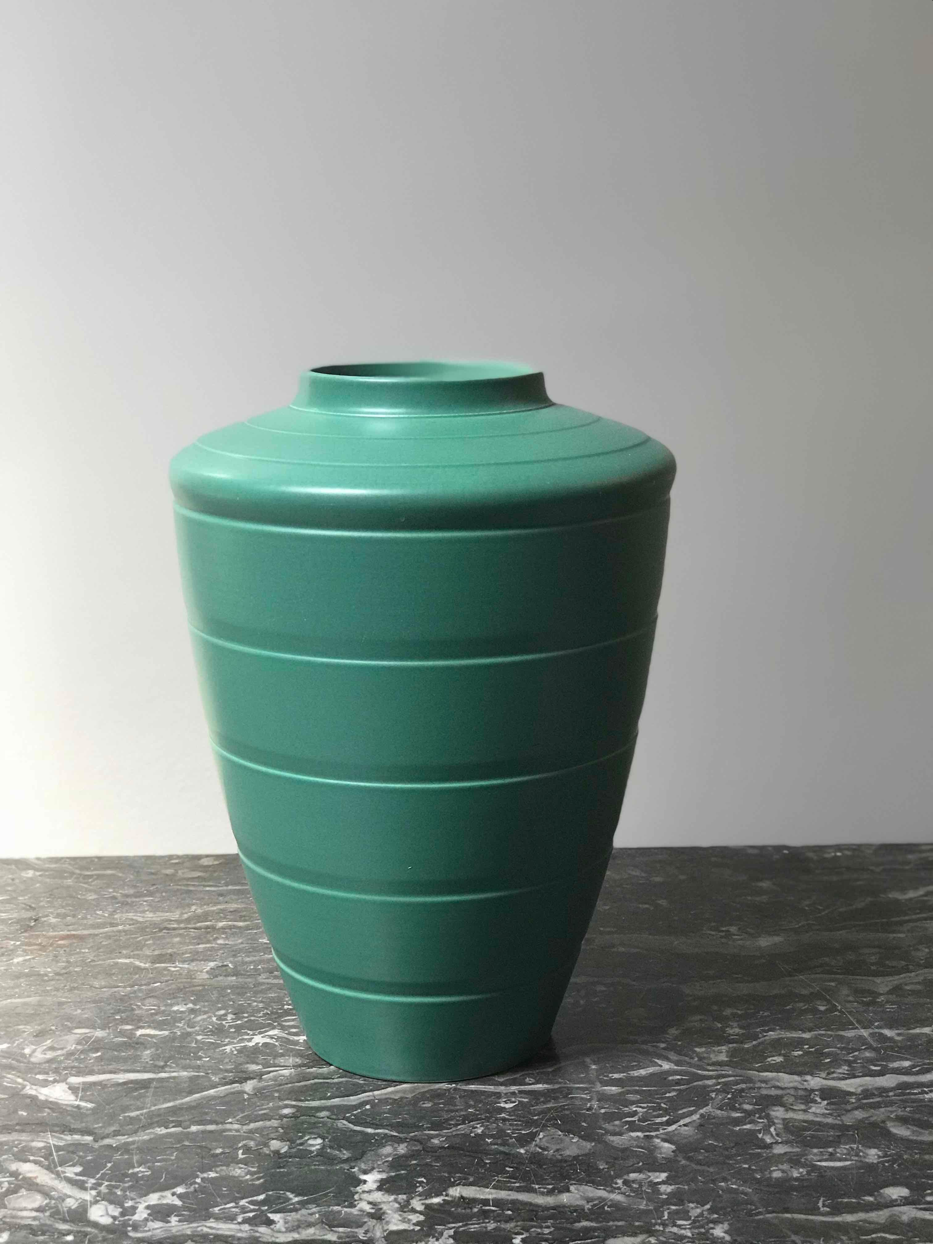 vase d'épaule art déco Wedgewood vert jade des années 1930, conçu par le légendaire Keith Murray. Avec ses lignes lisses et épurées et sa brillance mate, ce vase illustre le style frappant et sobre de Murray. 

Angleterre, vers 1930

Dimensions : 8W