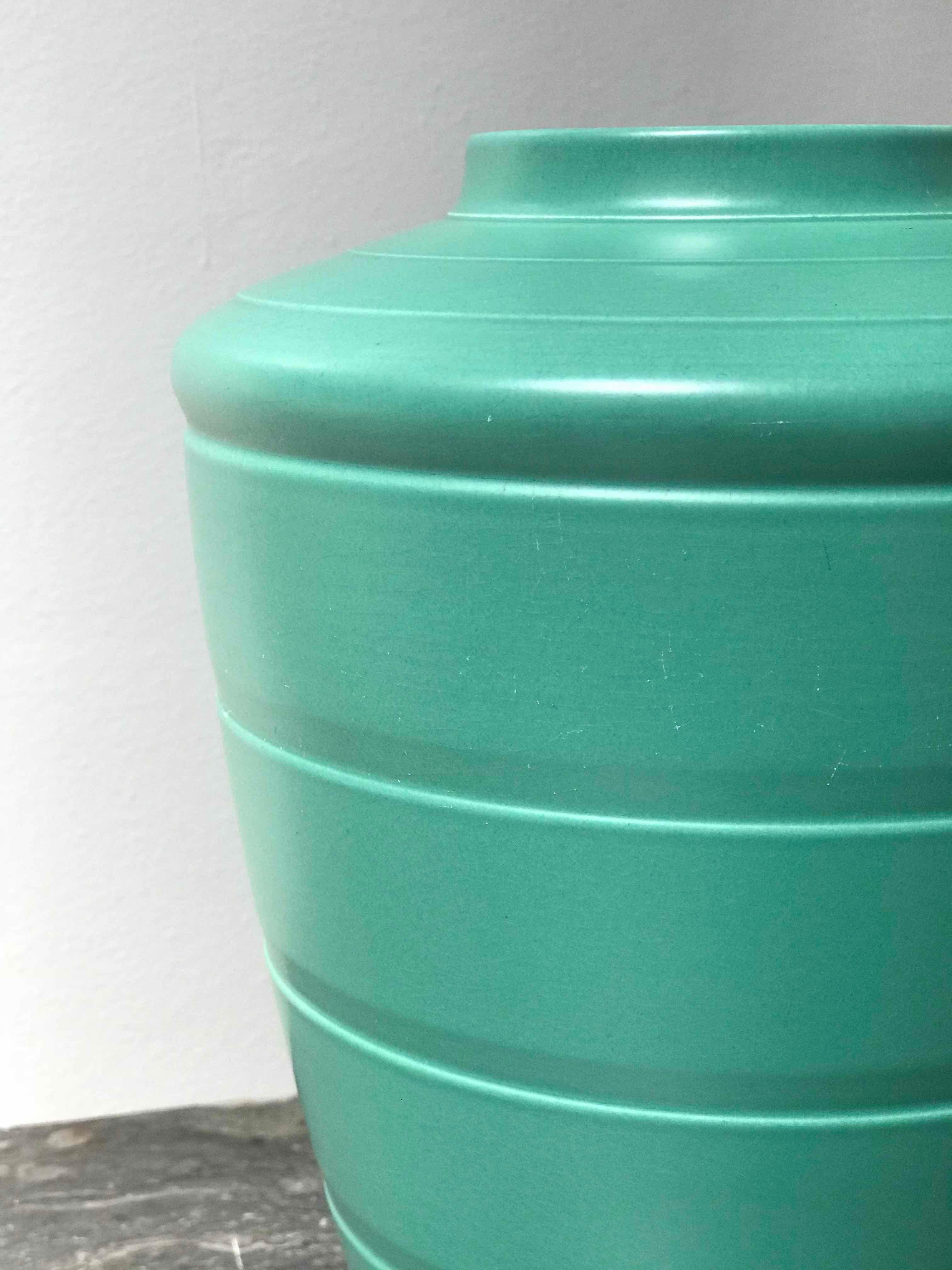 Vase à épaules vert jade Art Déco de Keith Murray de Wedgewood, vers 1930 Bon état - En vente à Los Angeles, CA