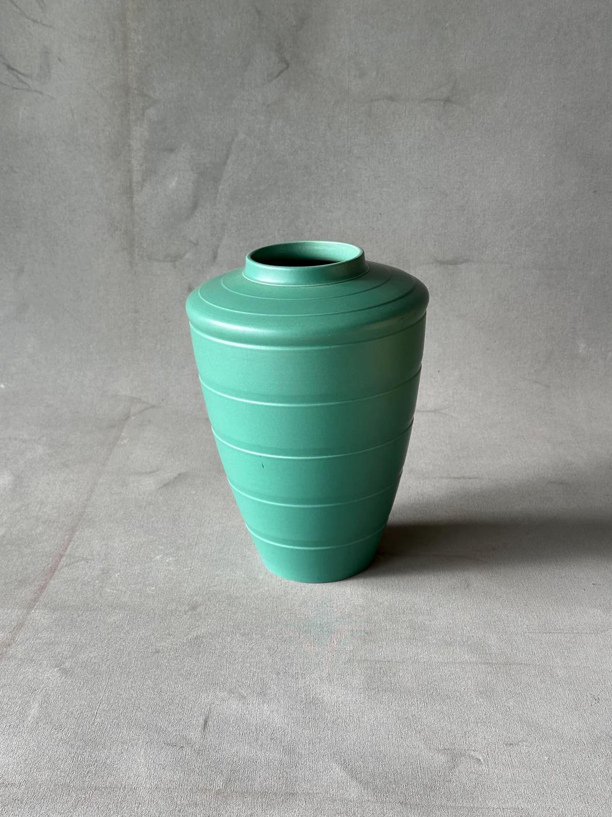 Art déco Vase à épaules vert jade Art Déco de Keith Murray de Wedgewood, vers 1930 en vente