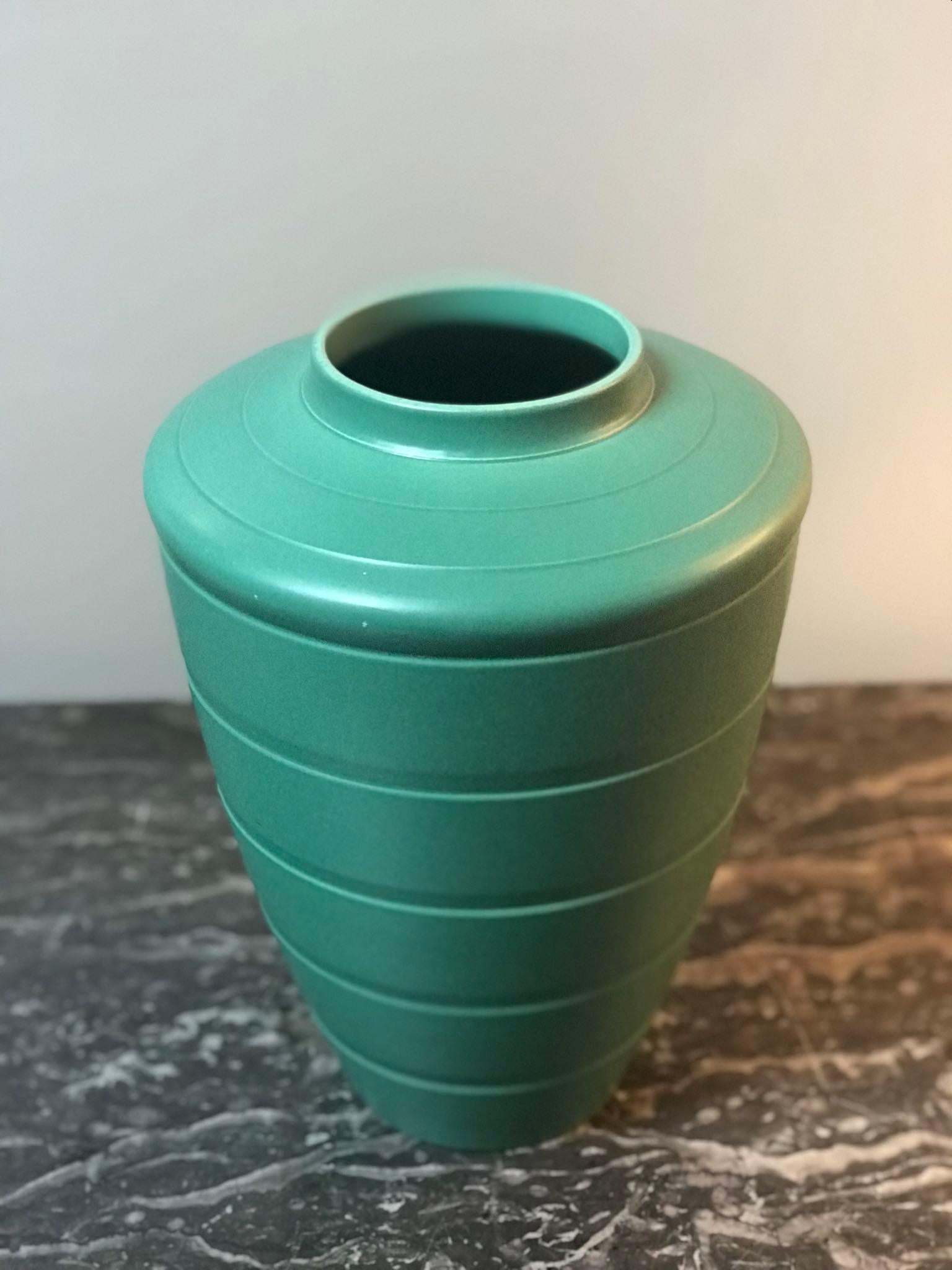 Mid-20th Century Art Deco Jade Green Shoulder Vase by Keith Murray from Wedgewood Circa 1930 For Sale