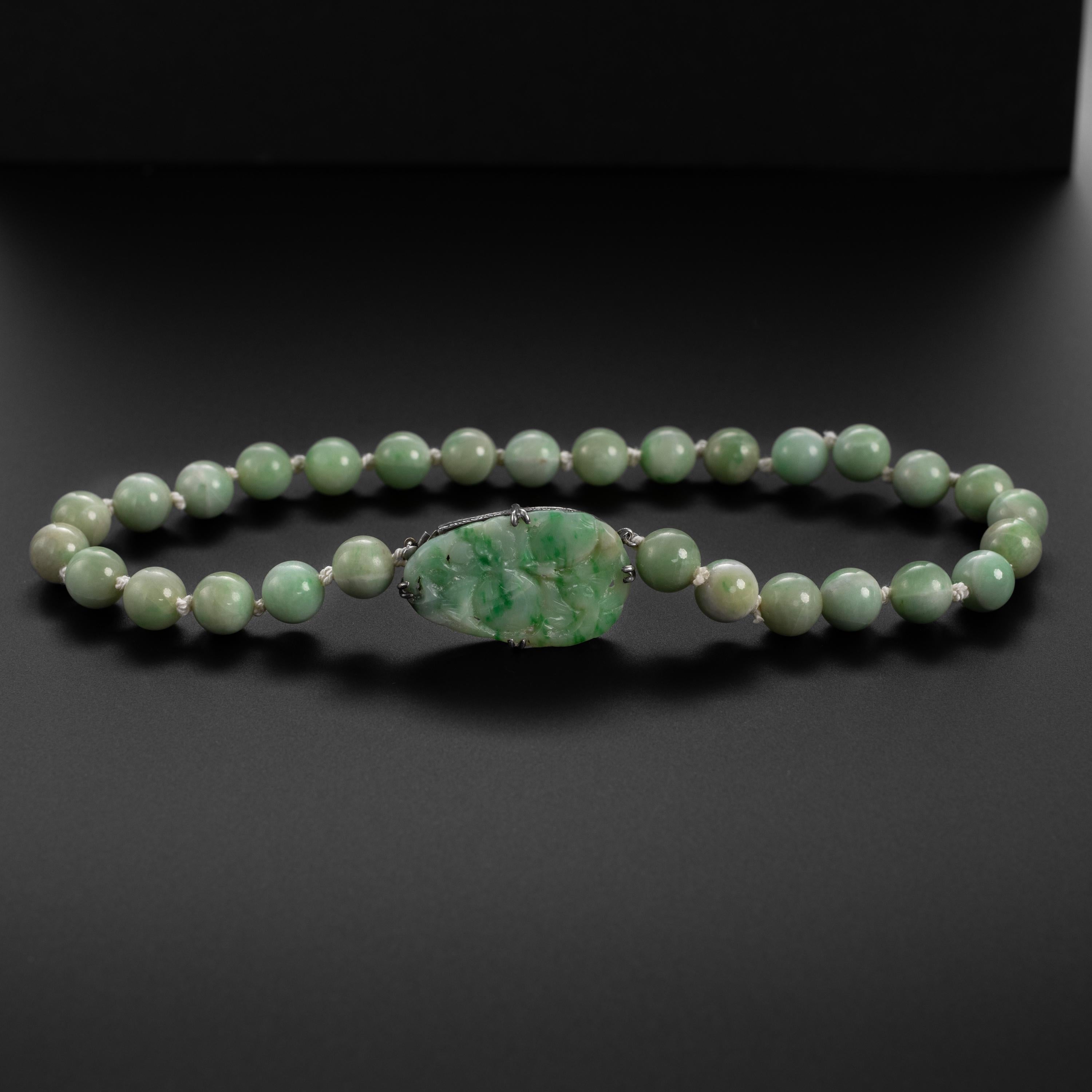 Art Deco Jade-Halskette mit geschnitztem Verschluss, zertifiziert und unbehandelt (Art déco) im Angebot