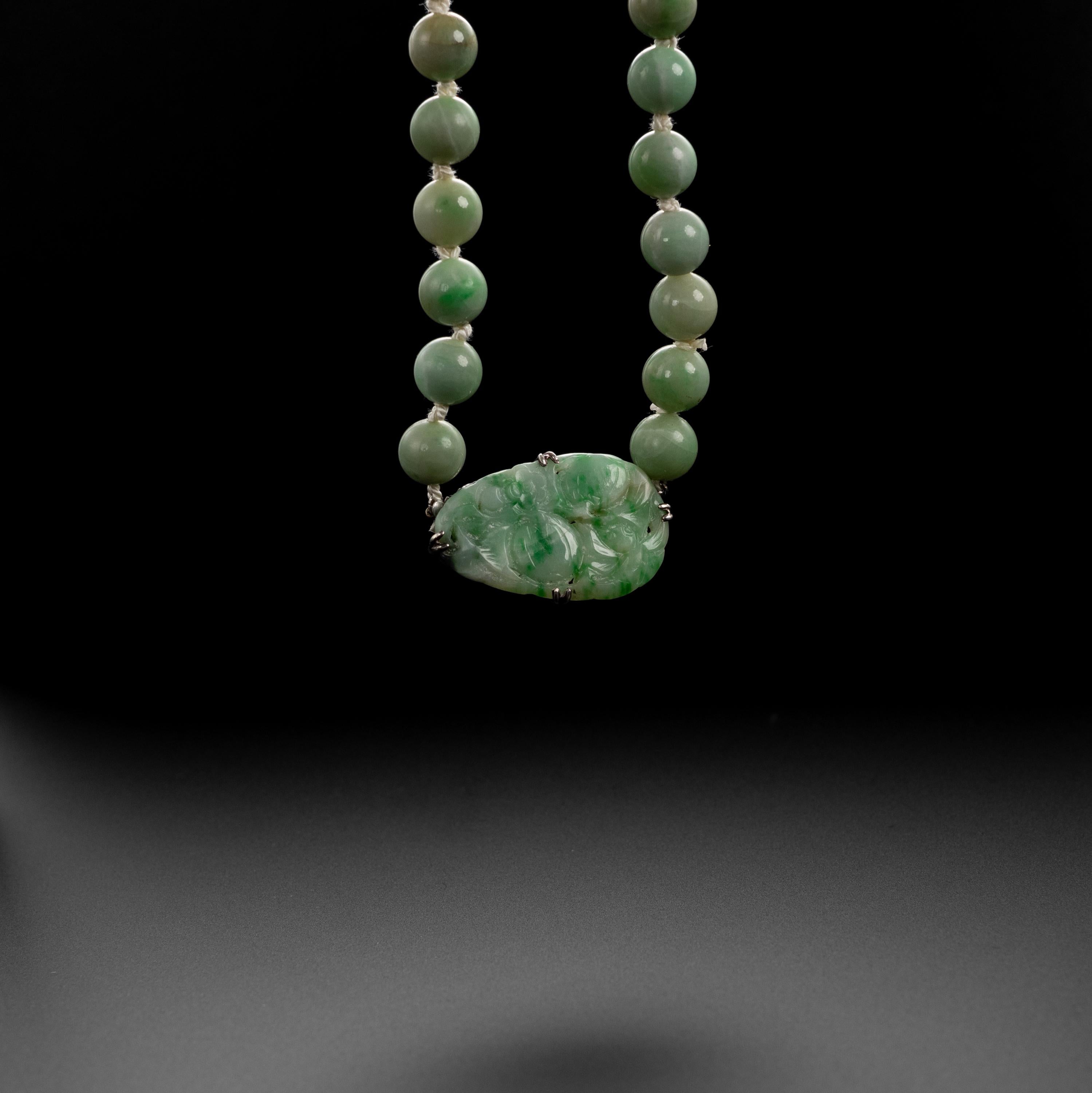 Art Deco Jade-Halskette mit geschnitztem Verschluss, zertifiziert und unbehandelt (Ovalschliff) im Angebot