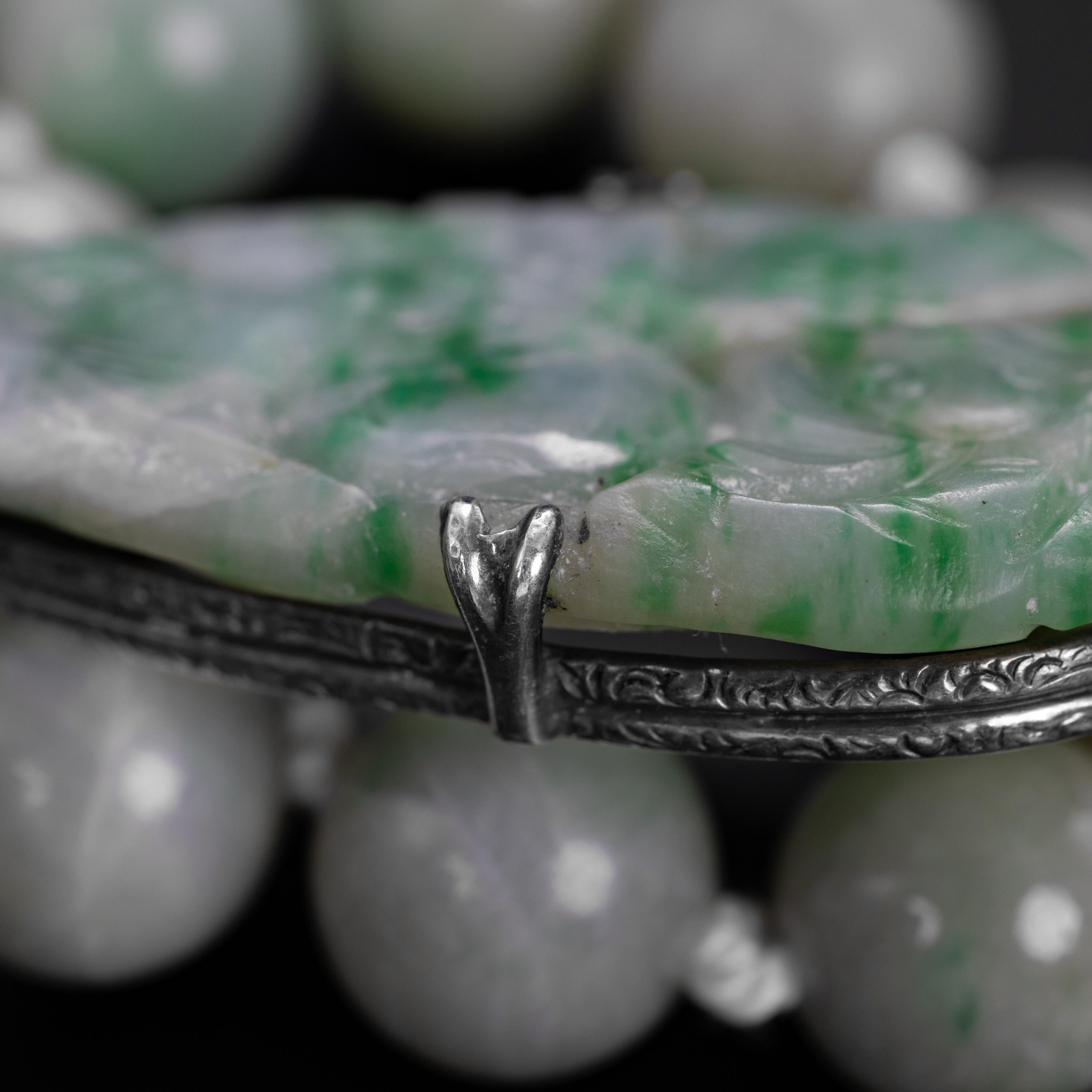 Art Deco Jade-Halskette mit geschnitztem Verschluss, zertifiziert und unbehandelt im Zustand „Hervorragend“ im Angebot in Southbury, CT