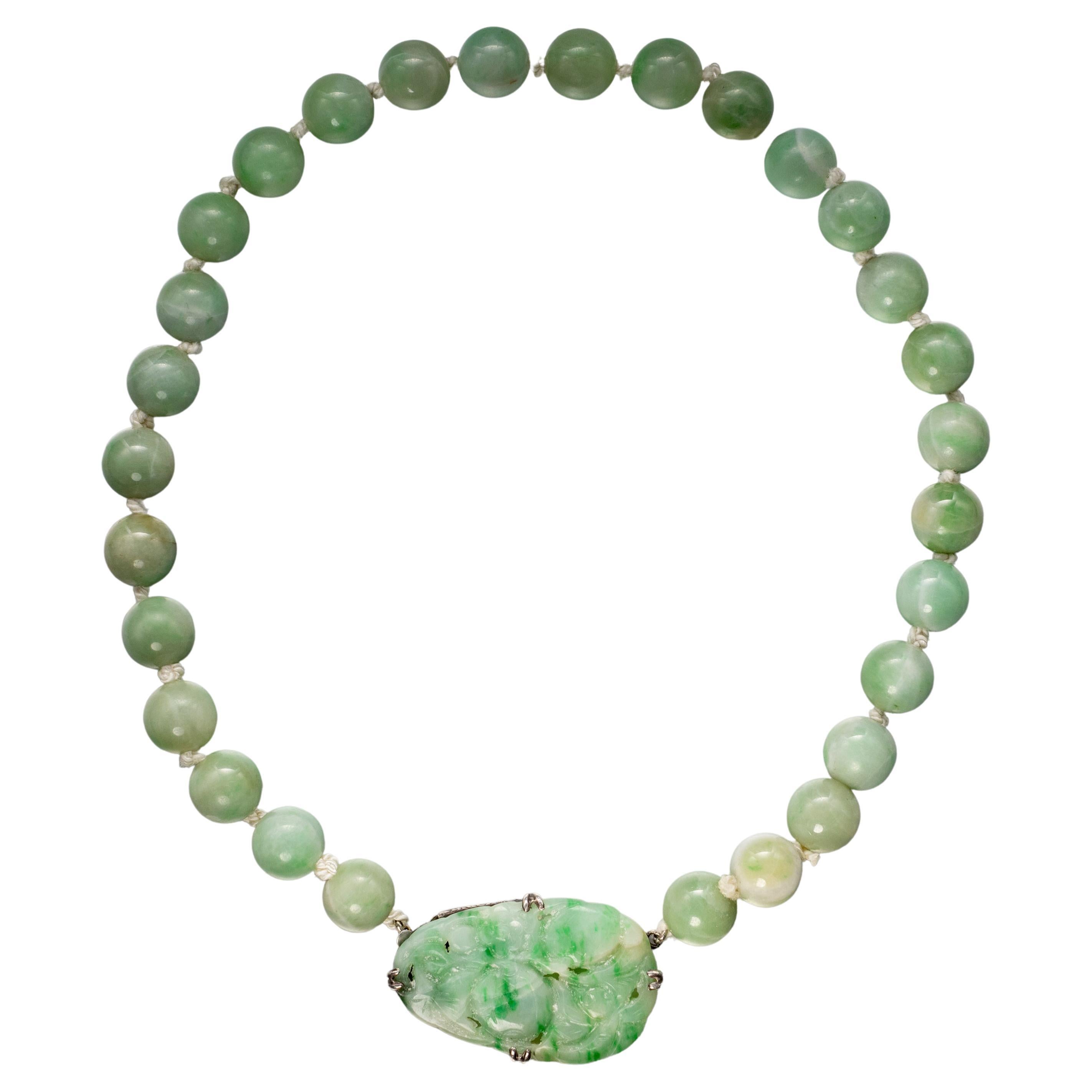 Art Deco Jade-Halskette mit geschnitztem Verschluss, zertifiziert und unbehandelt