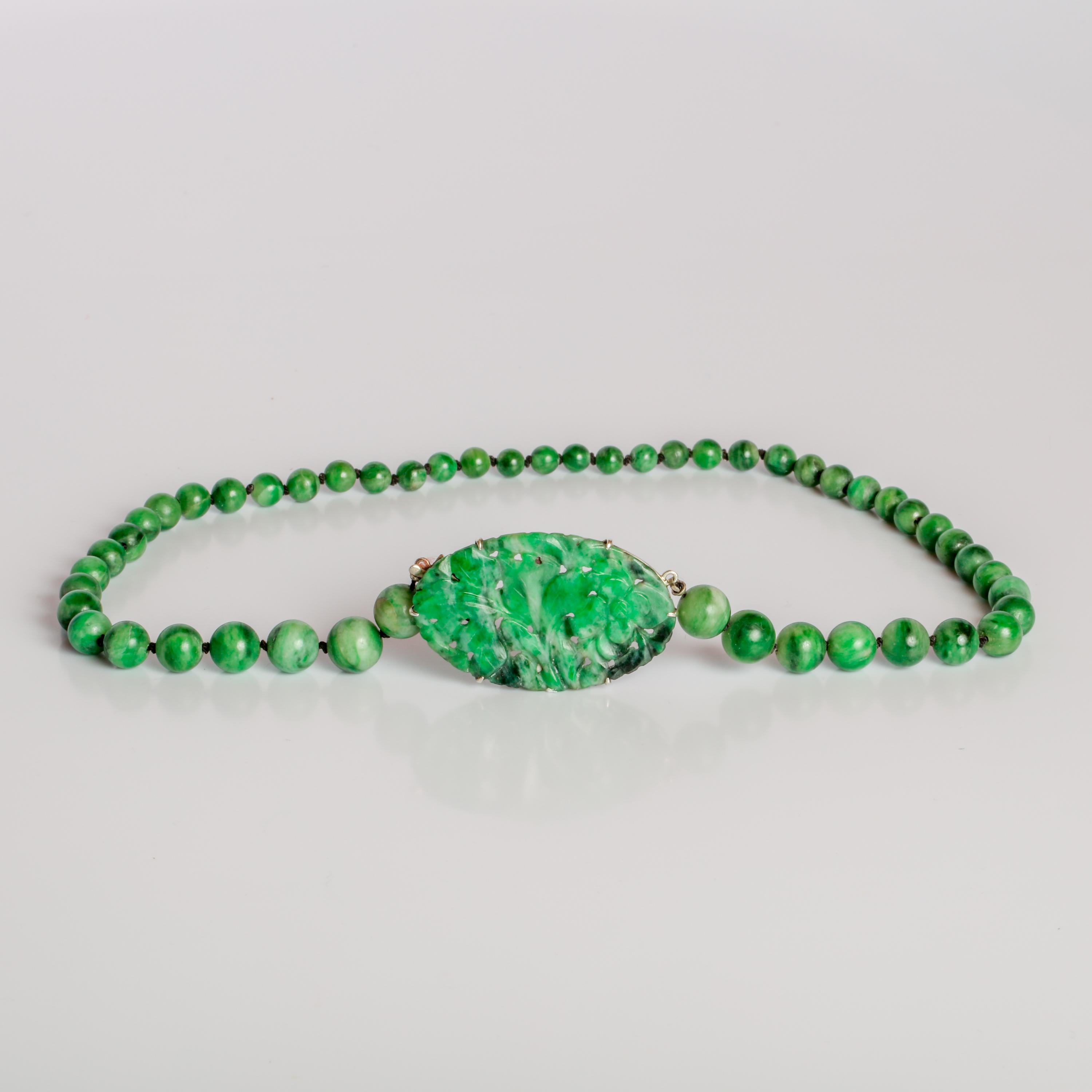 Art Deco Jade Necklace with Carved Plaque, circa 1910 In Excellent Condition In Southbury, CT