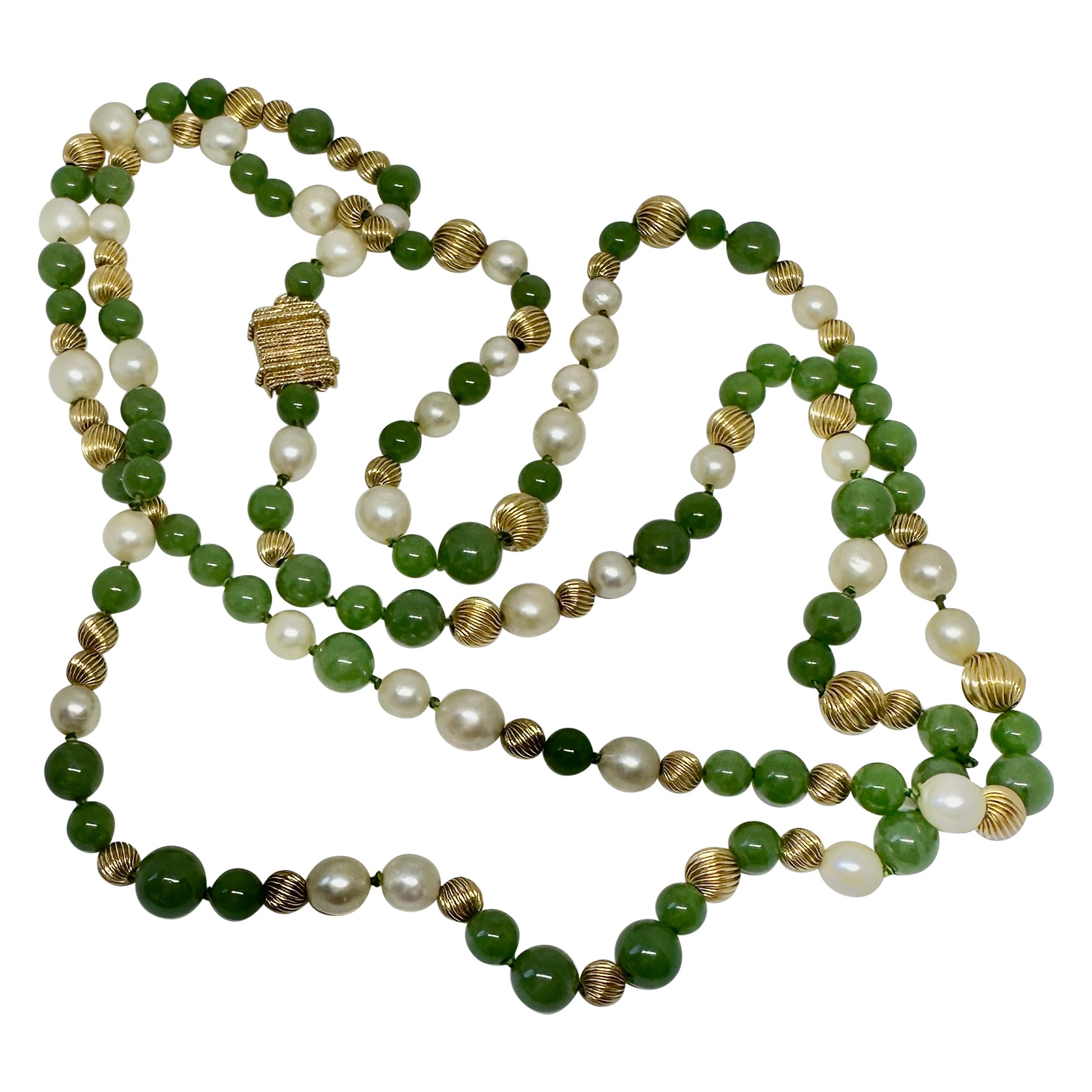 Art Deco Jade Perlenkette 51 Zoll 14 Karat Gelbgold 10mm Jade Perlen Halskette im Angebot
