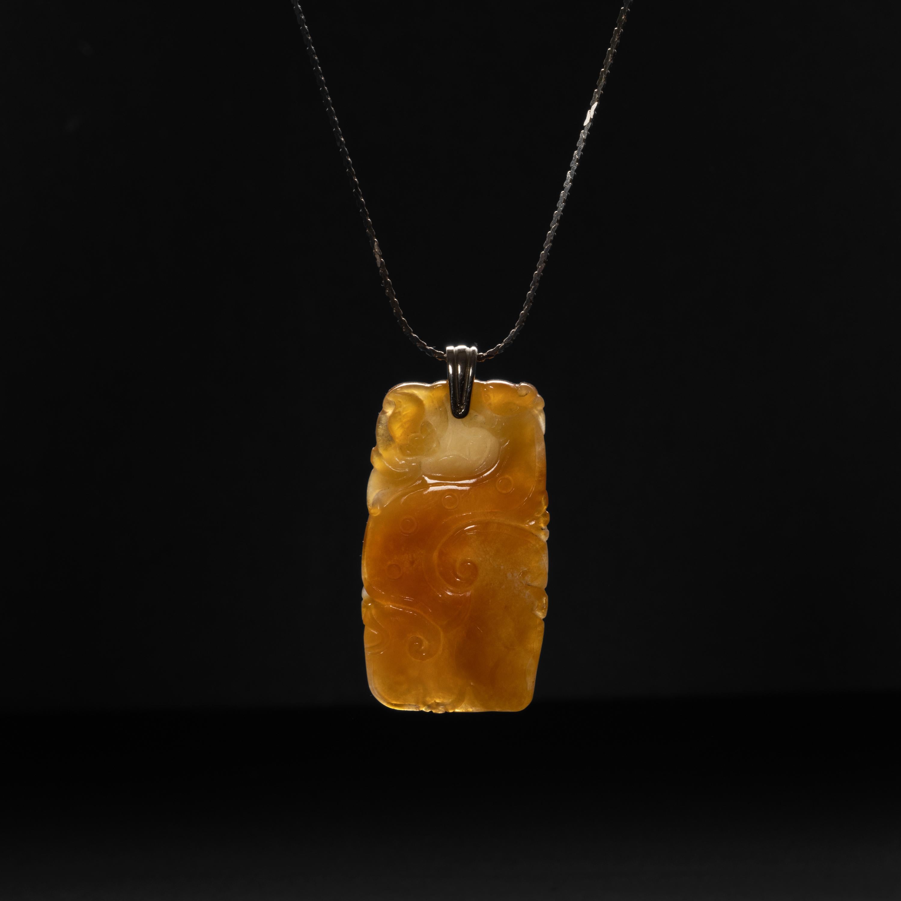Jade-Anhänger, zertifiziert unbehandelt, im Art déco-Stil im Zustand „Hervorragend“ in Southbury, CT