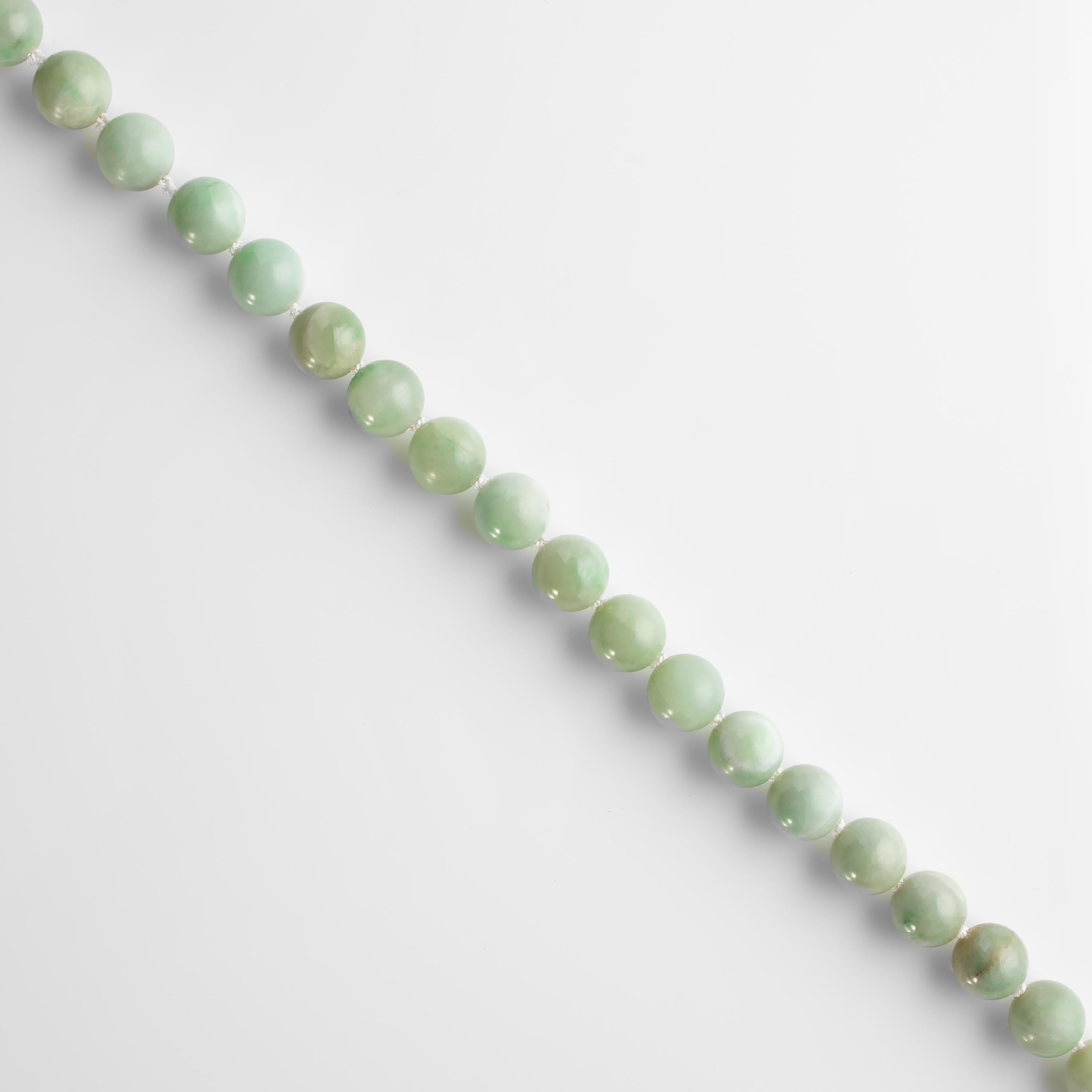 Art Deco Jadeite Jade Necklace with Carved Clasp Certified Untreated In Excellent Condition In Southbury, CT