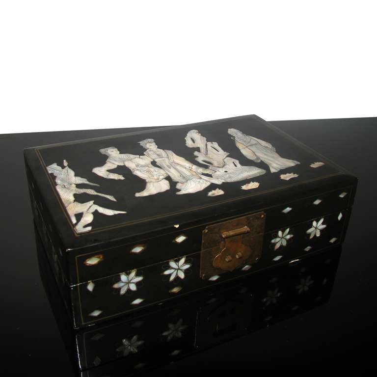 Art Deco Japanese Decor Jewelry Box Black Lacquer and Mother of Pearl In Good Condition In Bochum, NRW