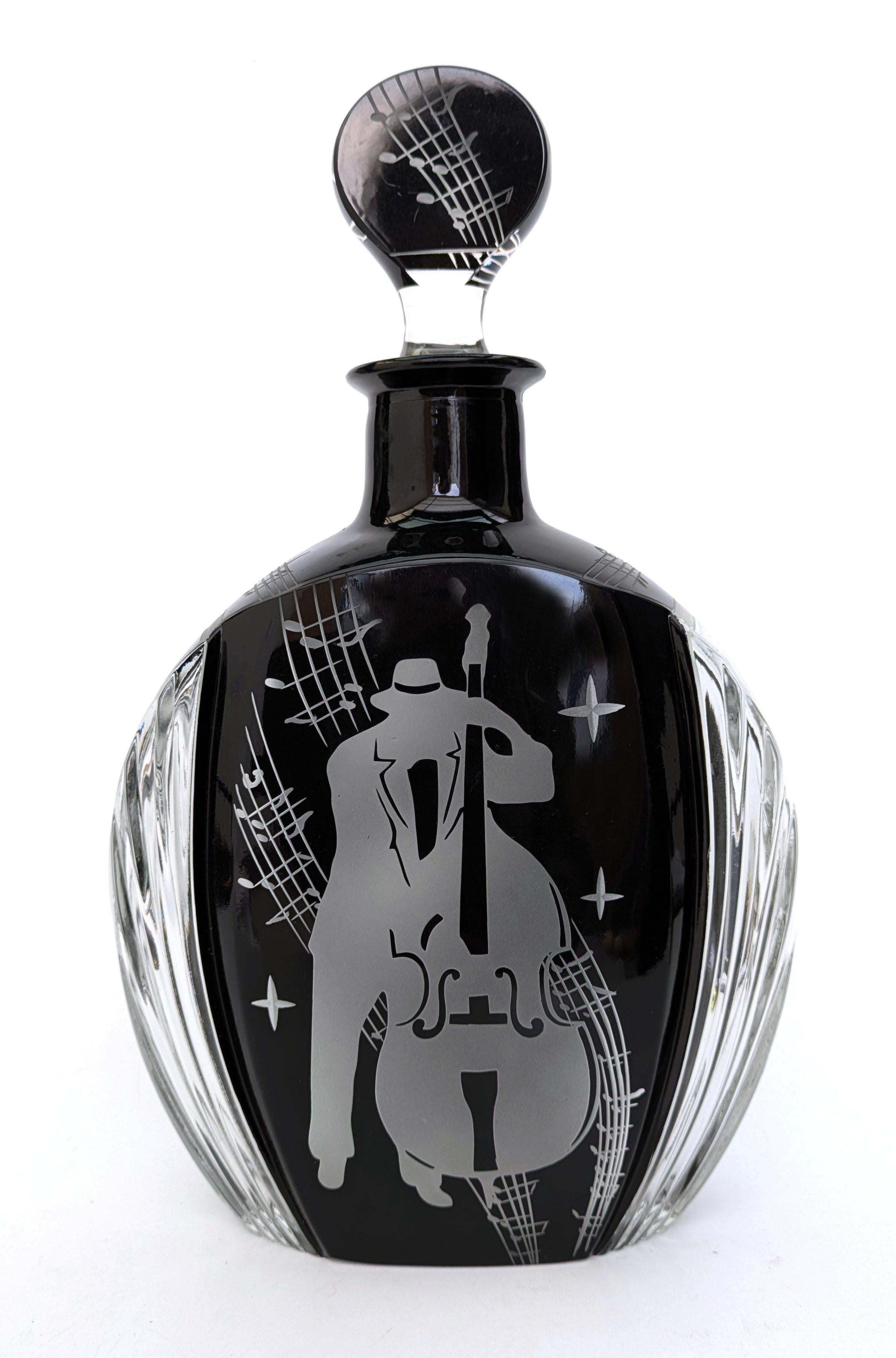 Very stylish Art Deco glass decanter set, comprising decanter, stopper and six glasses. Really attractive shaped to this set, ideal for shots, whiskey and liqueurs. Free from any damage, generally superb condition. Strong iconic black enamel