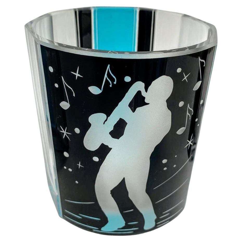 Sehr stilvolles Art-Déco-Glasdekantier-Set, bestehend aus Dekanter, Stopfen und sechs Gläsern. Dieses Set hat eine wirklich attraktive Form, ideal für Shots, Whiskey und Liköre. Keinerlei Beschädigungen, insgesamt hervorragender Zustand. Das