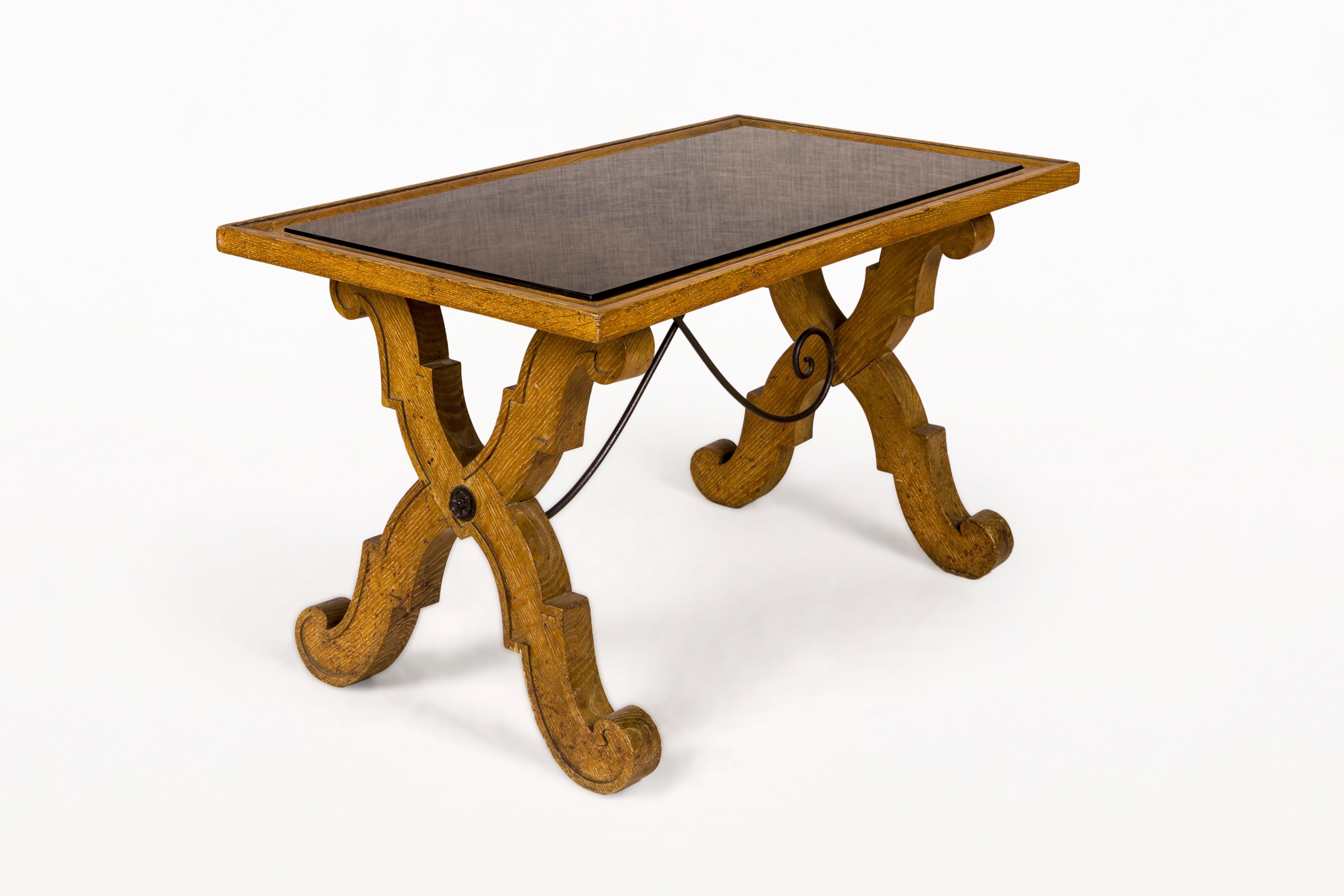 DESCRIPTION : Table basse Art déco de Jean-Charles Moreux en bois de chêne.  chêne et verre opalin.

CONDITION : Très bon état vintage. Usure conforme à l'âge et à l'utilisation.

DIMENSIONS : Hauteur : 52cm (20.47in)  Largeur : 90cm (35.43in)