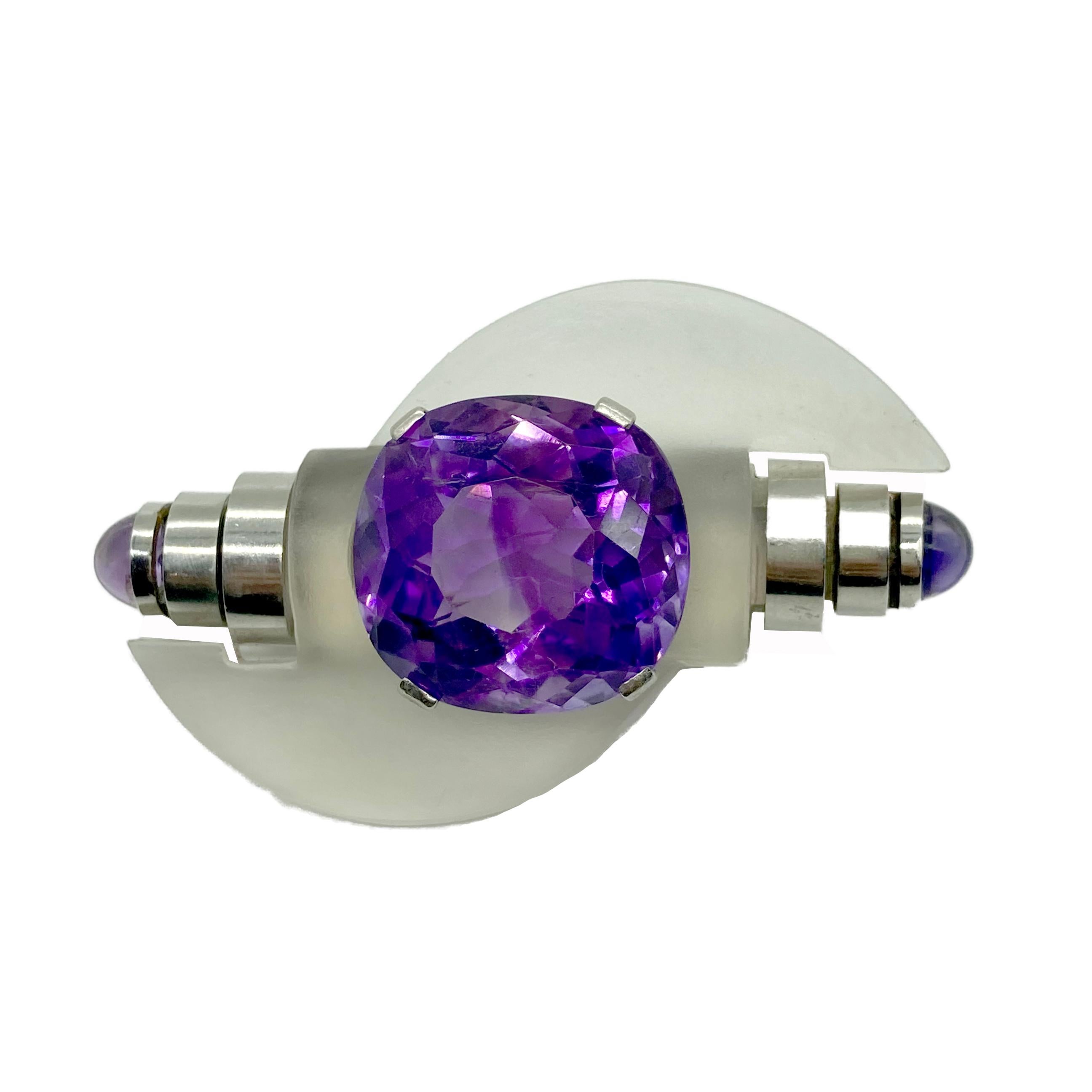 Eine fabelhafte Brosche des Art-Déco-Meisters Jean Després mit einem Amethysten, der von einem Bergkristall eingefasst ist. Hergestellt in Frankreich, ca. 1920er Jahre.