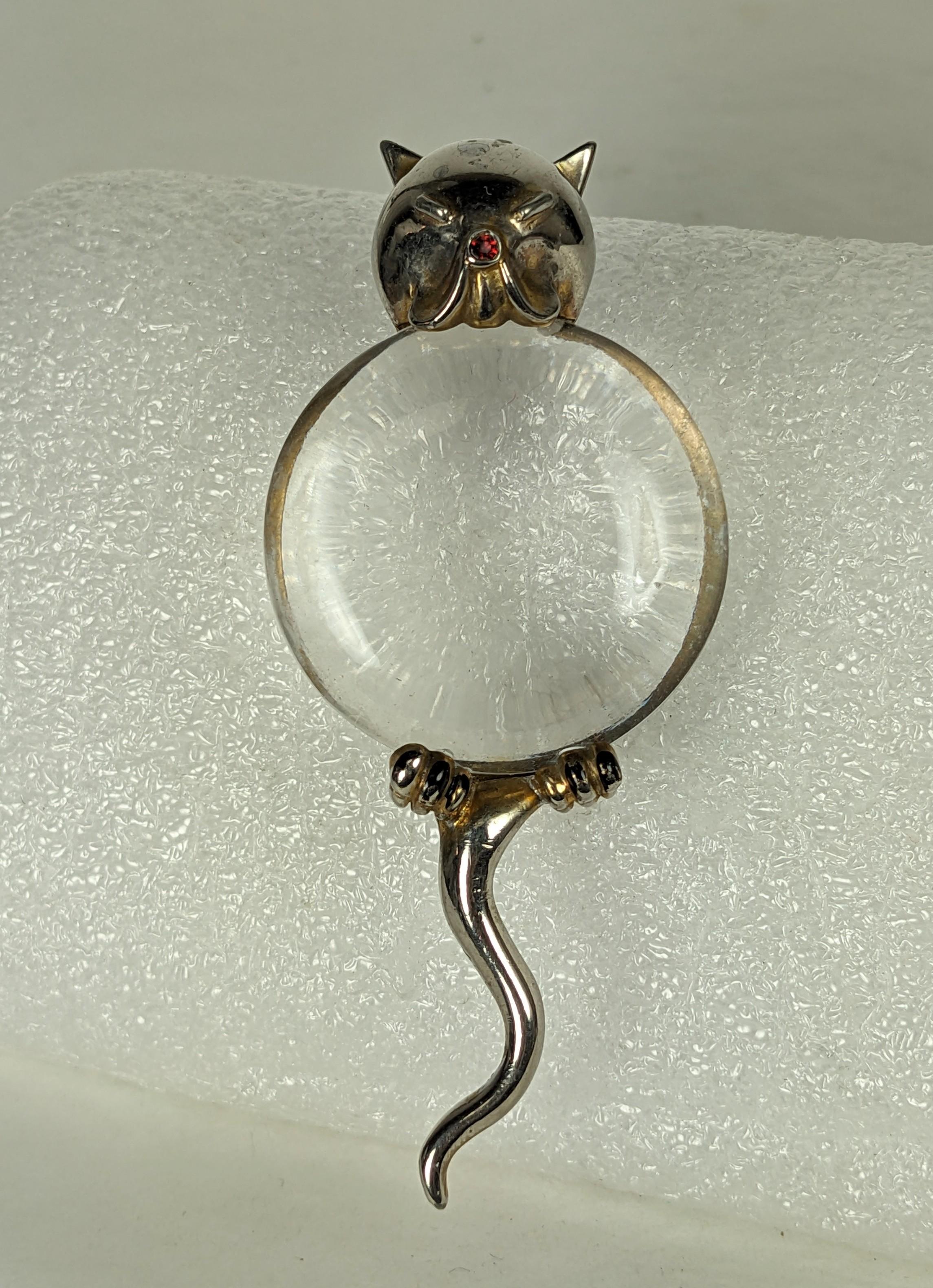 Charmante, sammelbare Art Deco Jelly Belly Katzenbrosche aus den 1930er Jahren. Ursprünglich Gold, hat es zu einem Rhodium-Finish getragen so im Wesentlichen Silber getönt. Klarer Bauch aus Lucite. 1930er Jahre USA. Unsigniert. 3.5