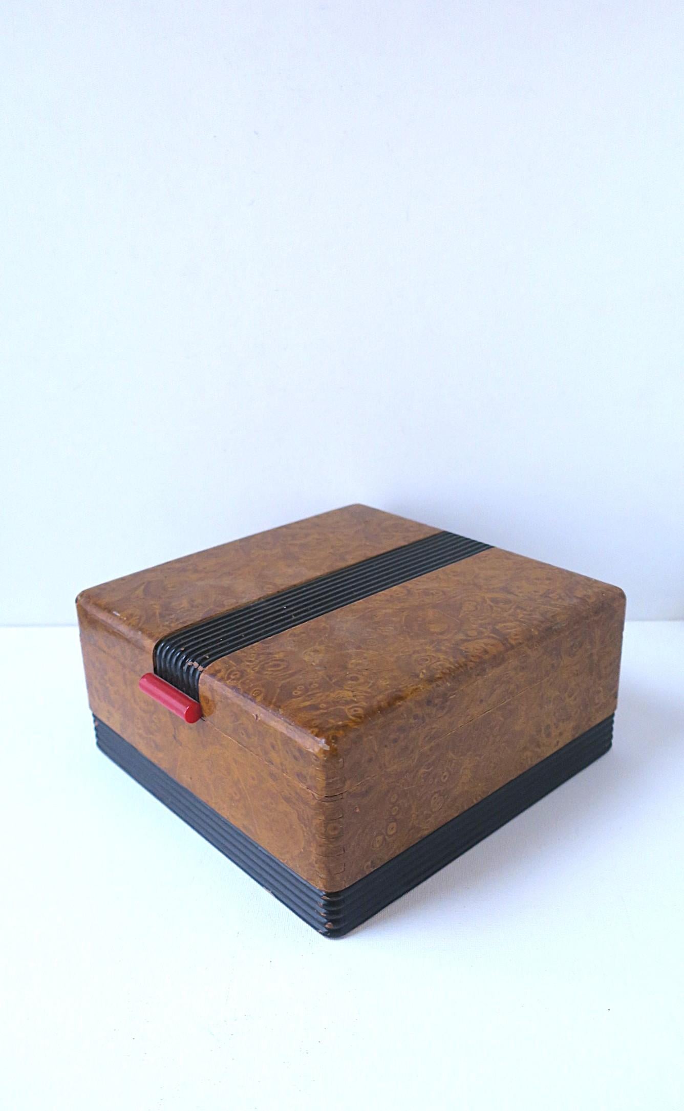 Boîte à bijoux en bois, période Art déco, vers le début du 20e siècle.  La boîte est en bois avec un extérieur en fausse brique, une bande noire sur le dessus et autour de la base, avec une belle poignée rouge en bakélite (ouverture/fermeture