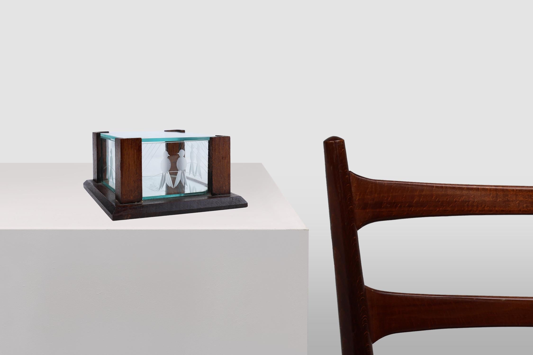 France / 1930 / jewelry box / facet cut glass, oak / Art Deco / Mid-century

An elegant jewelry box in facet cut glass with oak wooden frame, handcrafted in France in the 1930s. The jewelry box has a bottom made of mirrored glass and 4 sides and top