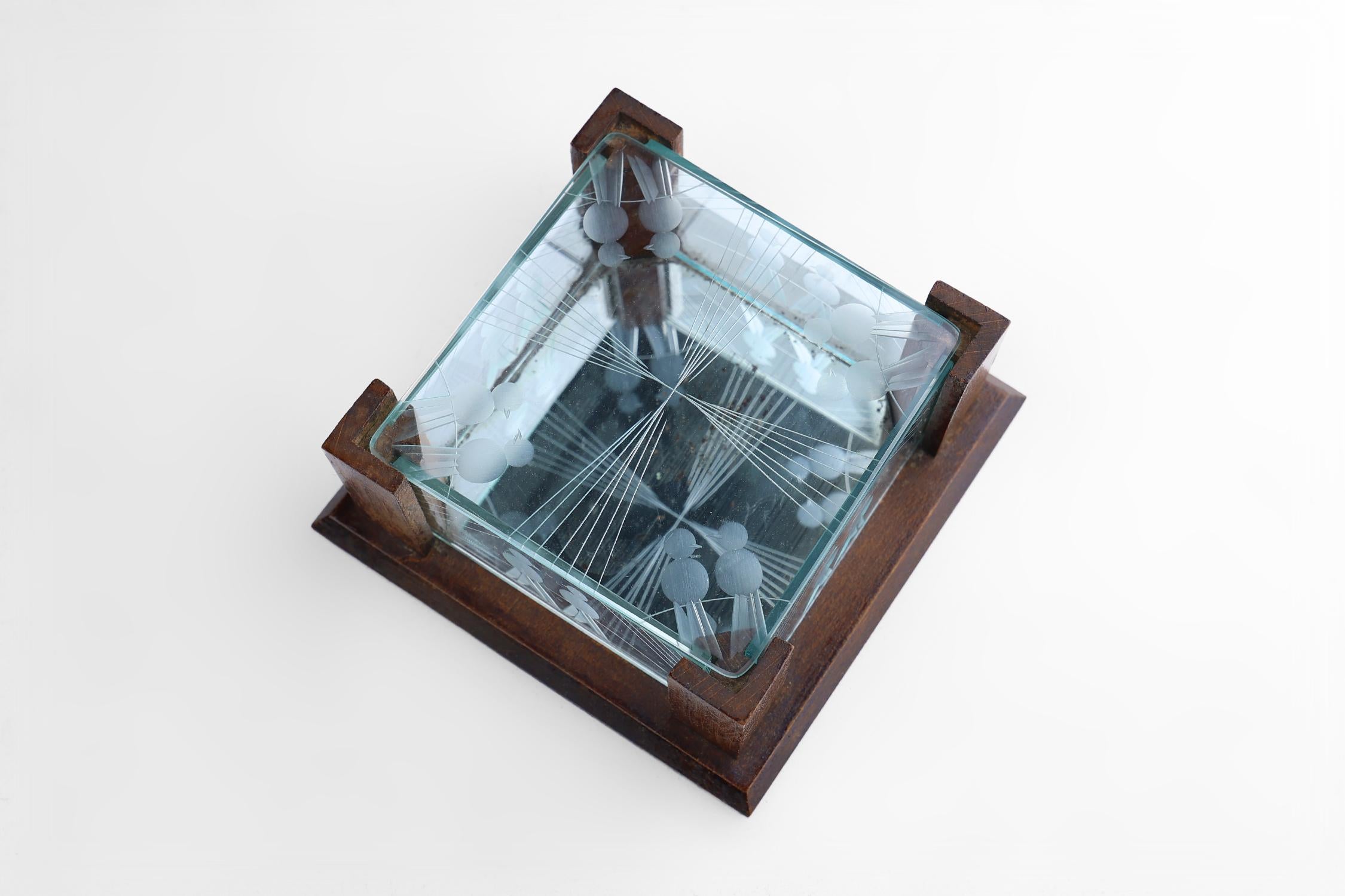 Engraved Art Deco jewelry box in facet cut glass and oak, France 1930s For Sale