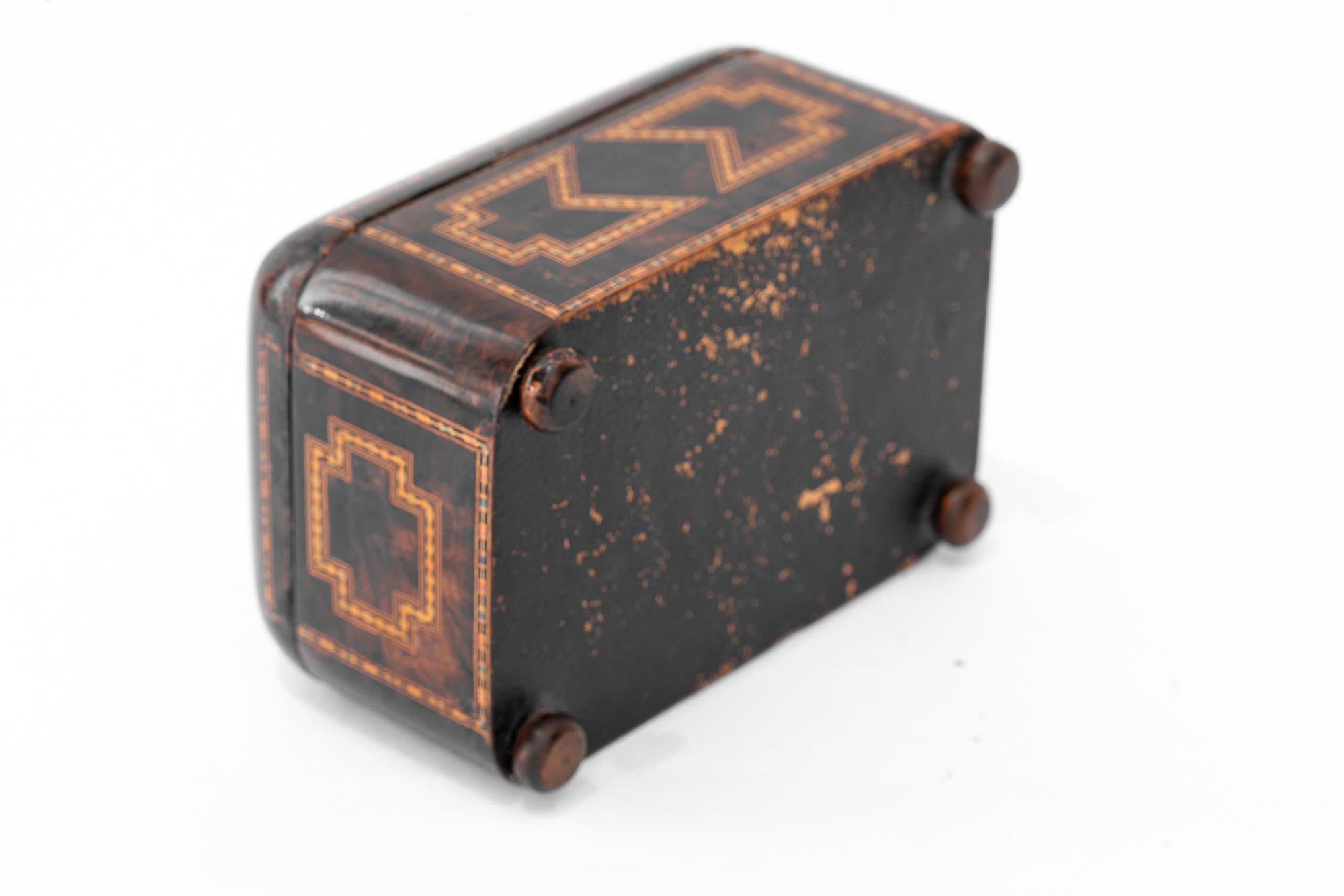 Art Deco-Schmuckkästchen Nussbaum- und Ahornholzintarsien um 1920er Jahre im Angebot 1