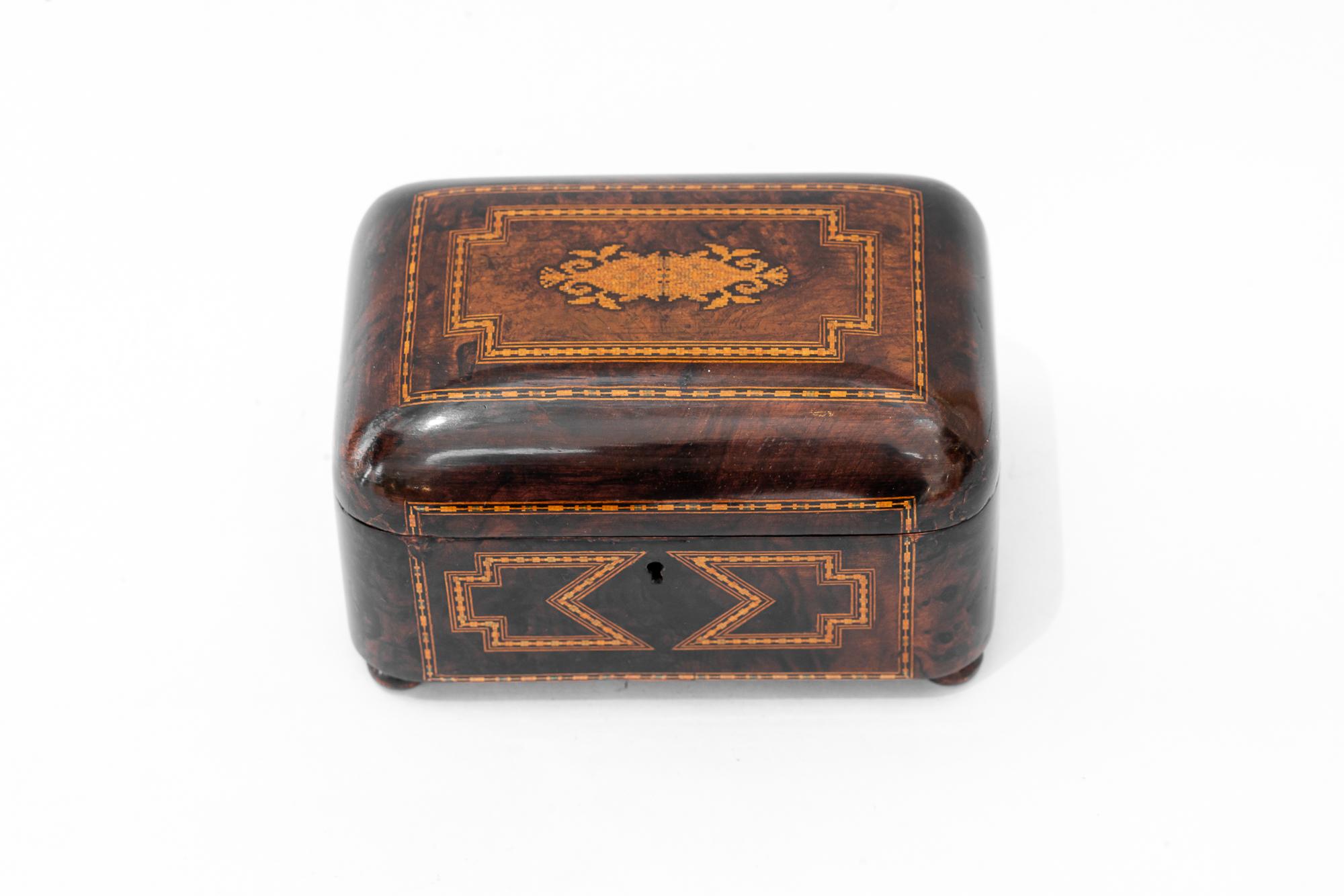 Art Deco-Schmuckkästchen Nussbaum- und Ahornholzintarsien um 1920er Jahre
Handpoliert