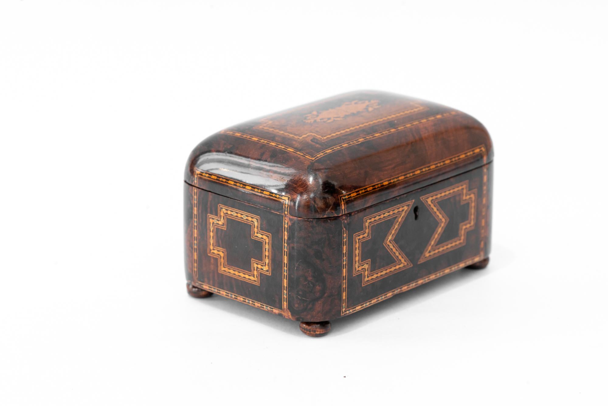 Art Deco-Schmuckkästchen Nussbaum- und Ahornholzintarsien um 1920er Jahre (Art déco) im Angebot