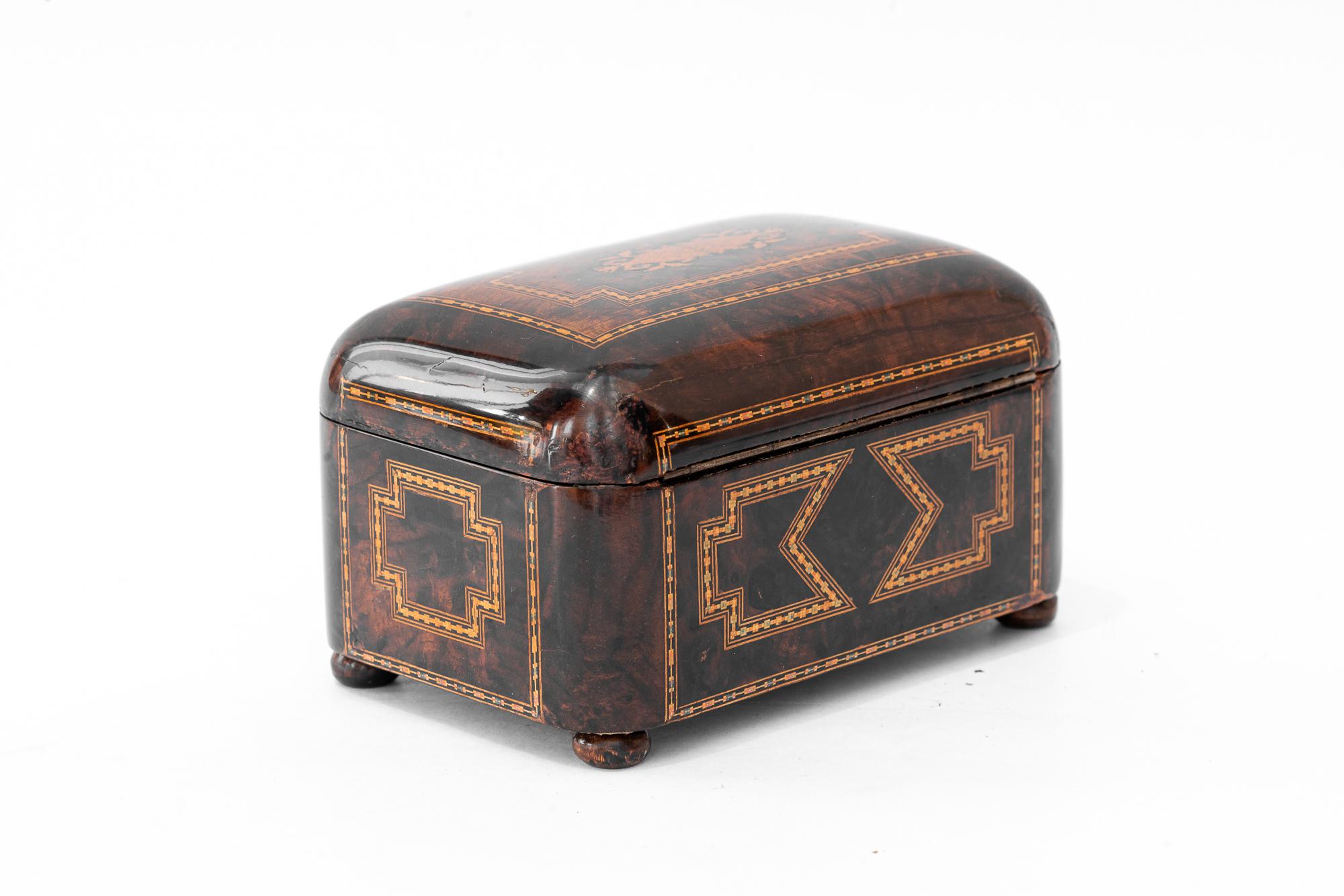 Art Deco-Schmuckkästchen Nussbaum- und Ahornholzintarsien um 1920er Jahre (Poliert) im Angebot