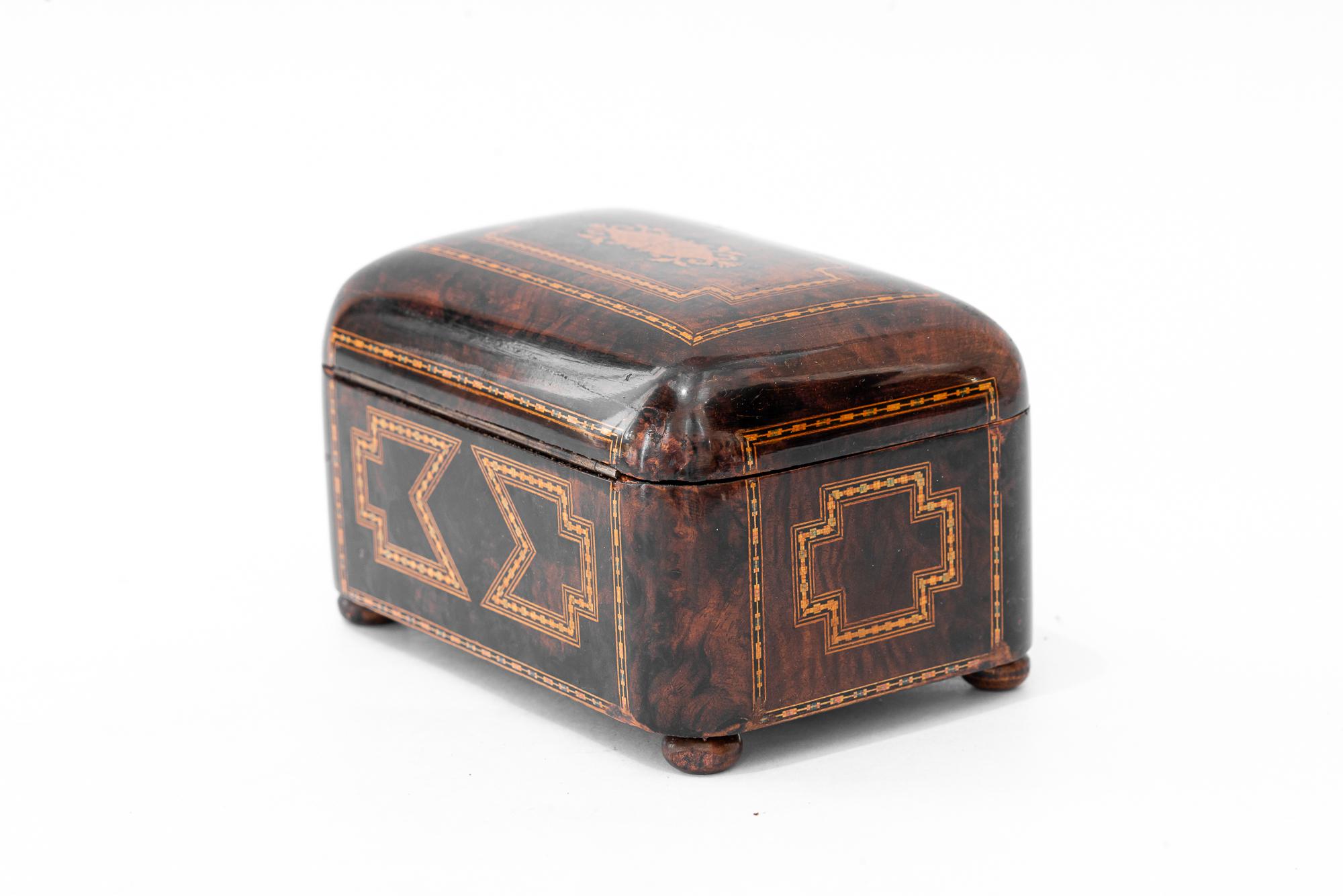 Art Deco-Schmuckkästchen Nussbaum- und Ahornholzintarsien um 1920er Jahre (Frühes 20. Jahrhundert) im Angebot