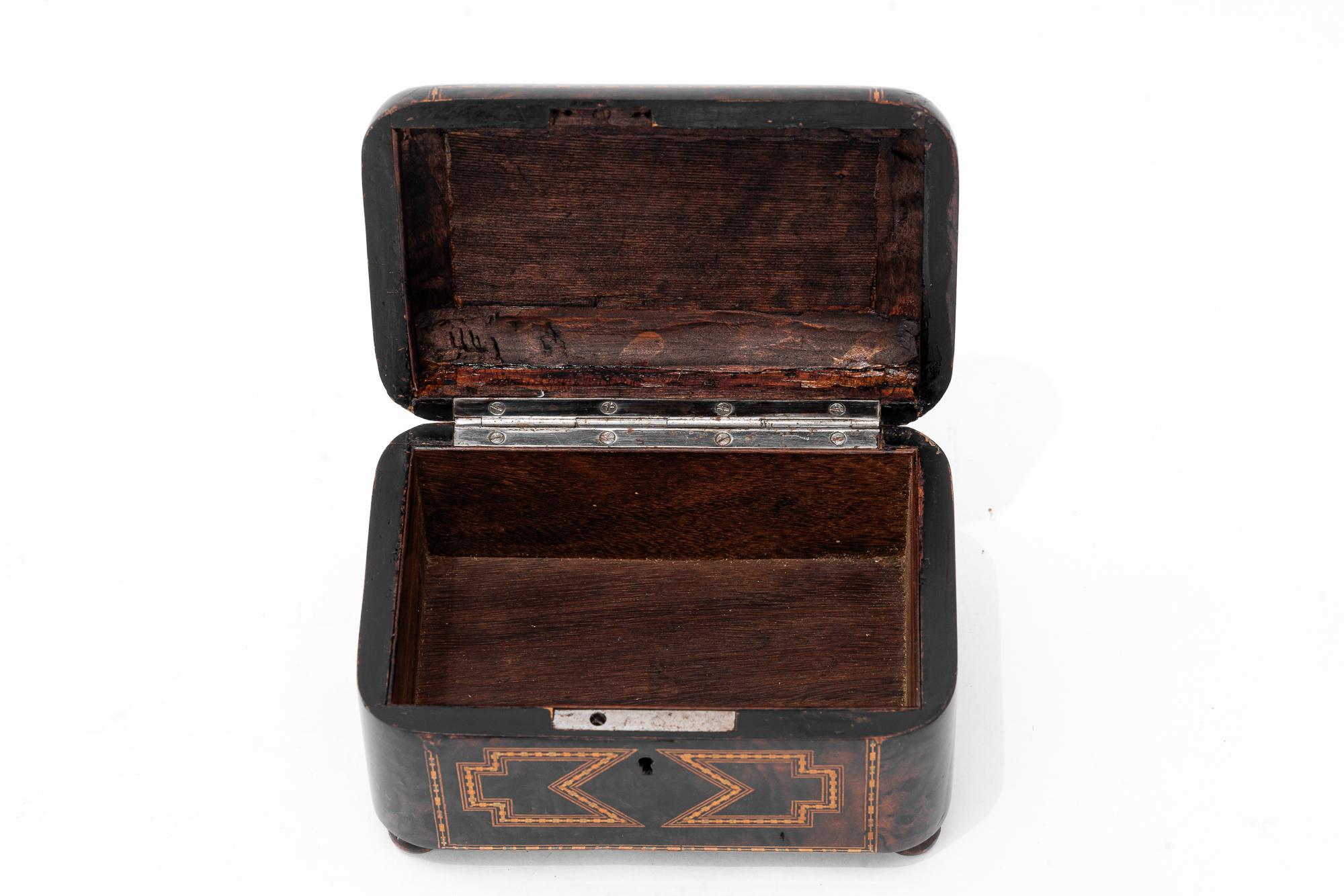 Art Deco-Schmuckkästchen Nussbaum- und Ahornholzintarsien um 1920er Jahre (Holz) im Angebot