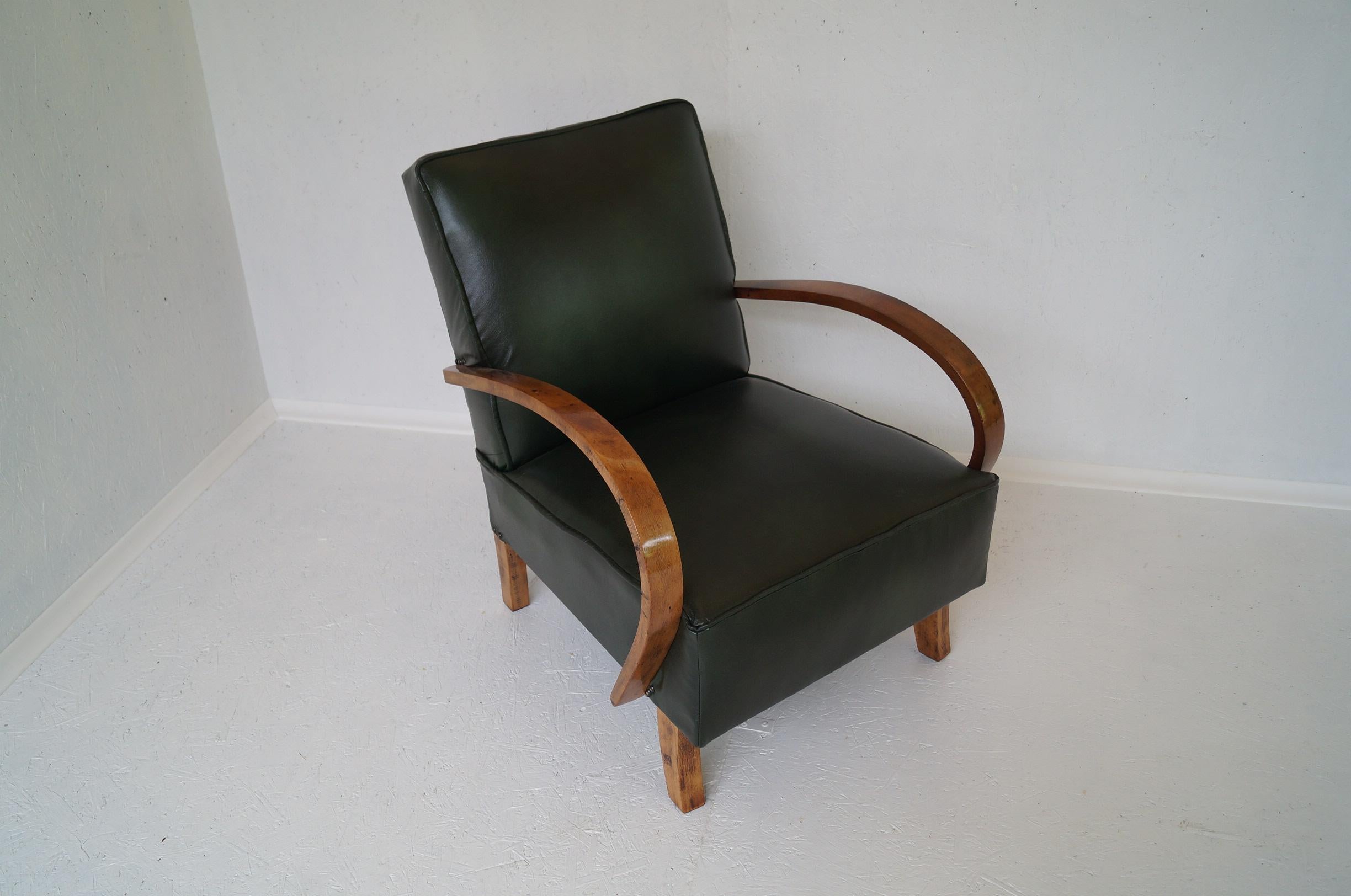  Art Deco Sessel Haut von 1940 Tschechische Republik.
Entworfen von dem berühmten tschechischen Designer Jindrich Halabala, der zu den bedeutendsten Schöpfern der Moderne zählt. Der Höhepunkt seiner Karriere fiel in die 1930er und 1940er Jahre, als
