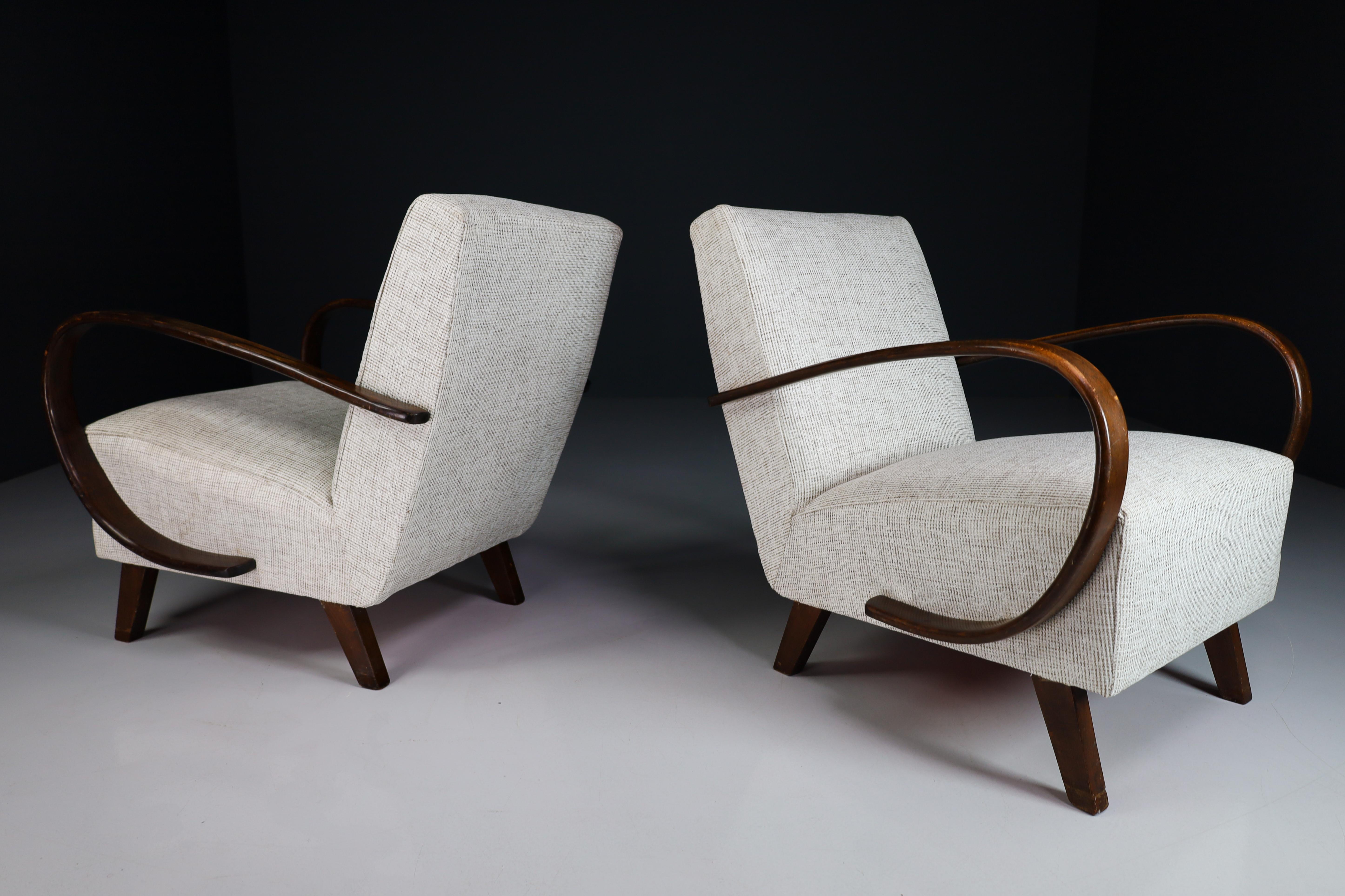 Art Deco Jindrich Halabala Re-Upholstered Bentwood Armchairs, Praque, 1940s In Good Condition In Almelo, NL