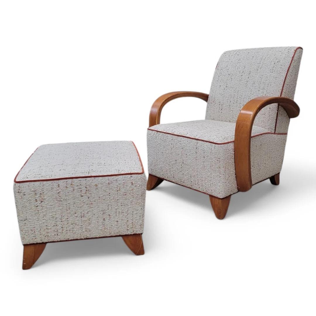 Mid-Century moderno Sedia da salotto e ottomana in stile Jindrich Halabala in stile Art Deco appena imbottita in vendita