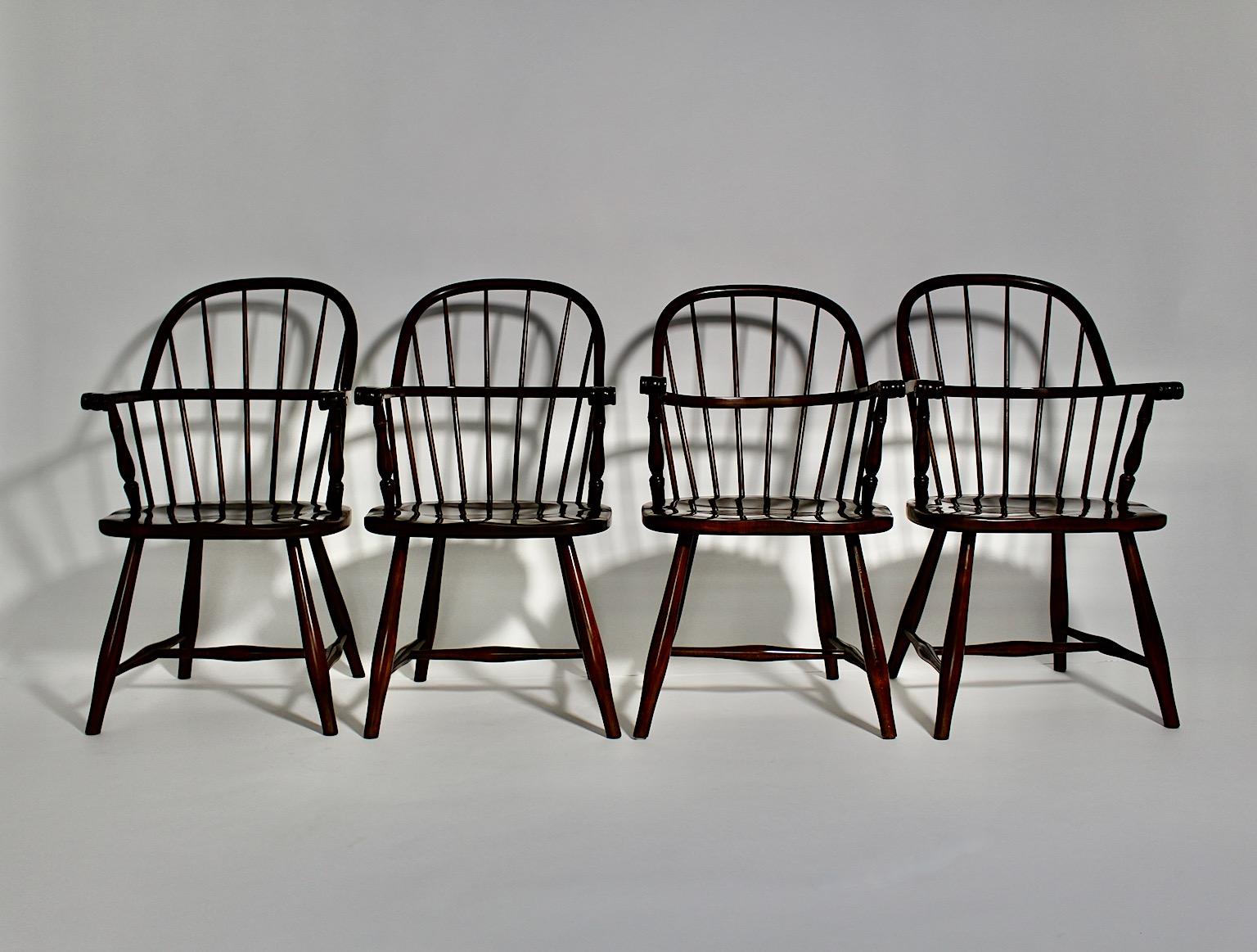Quattro ( 4 ) sedie o poltrone da pranzo Art Déco vintage in faggio tinto marrone cioccolato, design attribuito a Josef Frank eseguito dall'azienda Thonet circa 1925 Austria.
Etichettato con la Label dell'azienda sotto il sedile.
Queste quattro ( 4