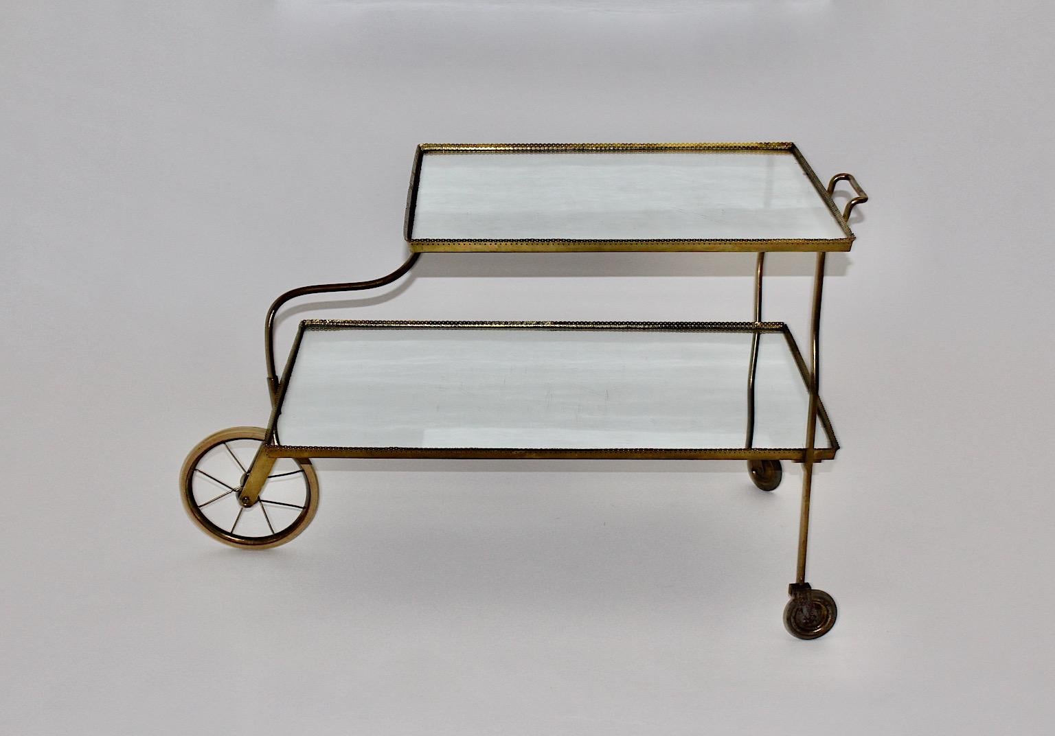 Chariot de bar vintage Art déco numéro 889 en laiton et verre miroir conçu par Josef Frank pour Svenskt Tenn vers 1938, Suède.
Un étonnant chariot de bar authentique en laiton, laiton perforé, verre miroir et trois ( 3 ) roues en caoutchouc avec