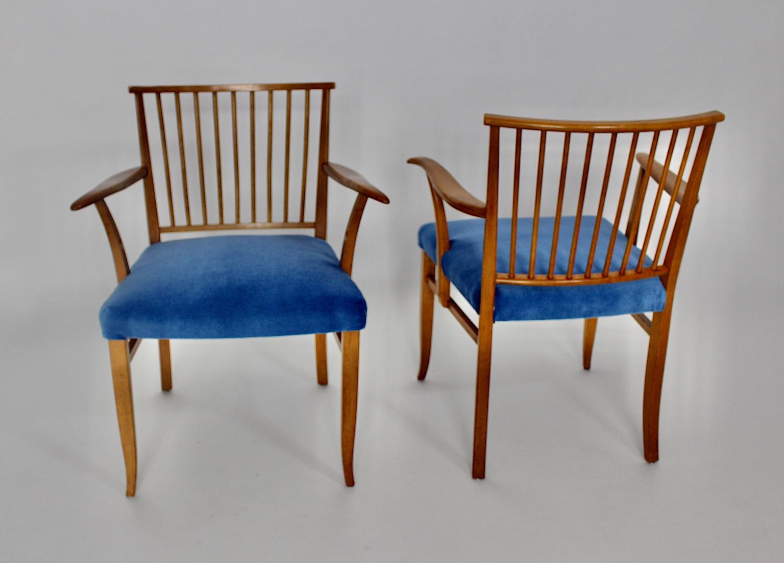 Art Deco Paar Kirschholzsessel oder -stühle, die Josef Frank zugeschrieben werden und die um 1927 in Wien entworfen und hergestellt wurden.
Der Speichenrücken zeigt eine elegante Oberfläche, während die leicht geschwungenen Armlehnen in den Rücken