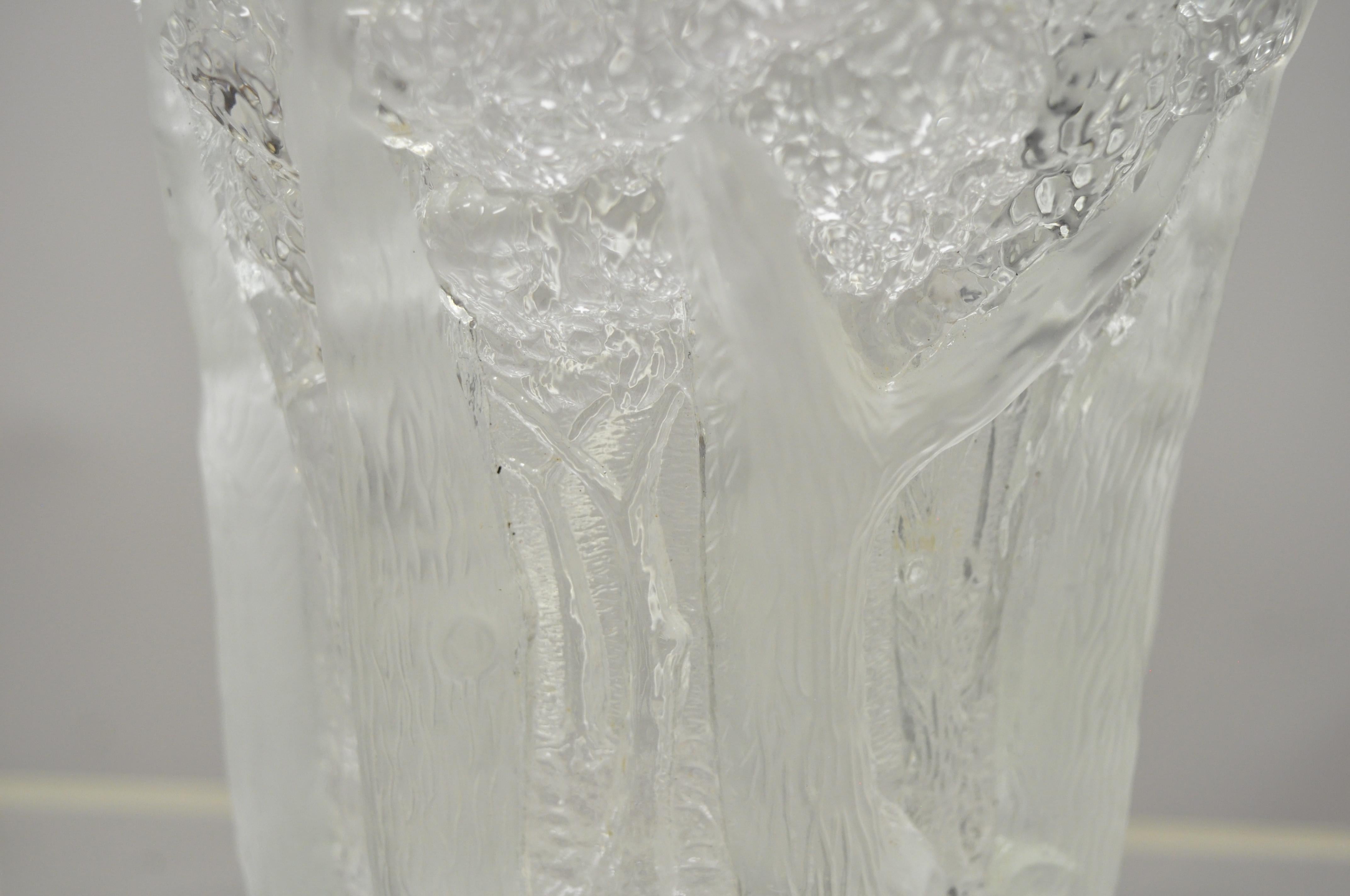 Art Déco Josef Inwald Dans La Foret arbres forestiers Barolac Vase en verre d'art. L'article présente du verre d'art dépoli Barolac, finition mate, haut relief, fabriqué en Tchécoslovaquie, vers les années 1930. Mesures : 10