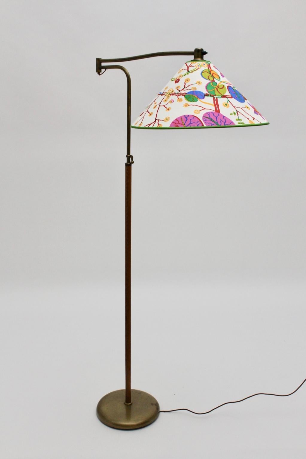 Stehlampe im Art-déco-Stil, entworfen von J.T. Kalmar mit der Modellbezeichnung Neolift wurde aus farblos lackiertem Messing hergestellt. Auf der gusseisernen Grundplatte ist die Nummer JTK 46 eingeprägt. Auch der Stiel ist teilweise mit hellbraunem