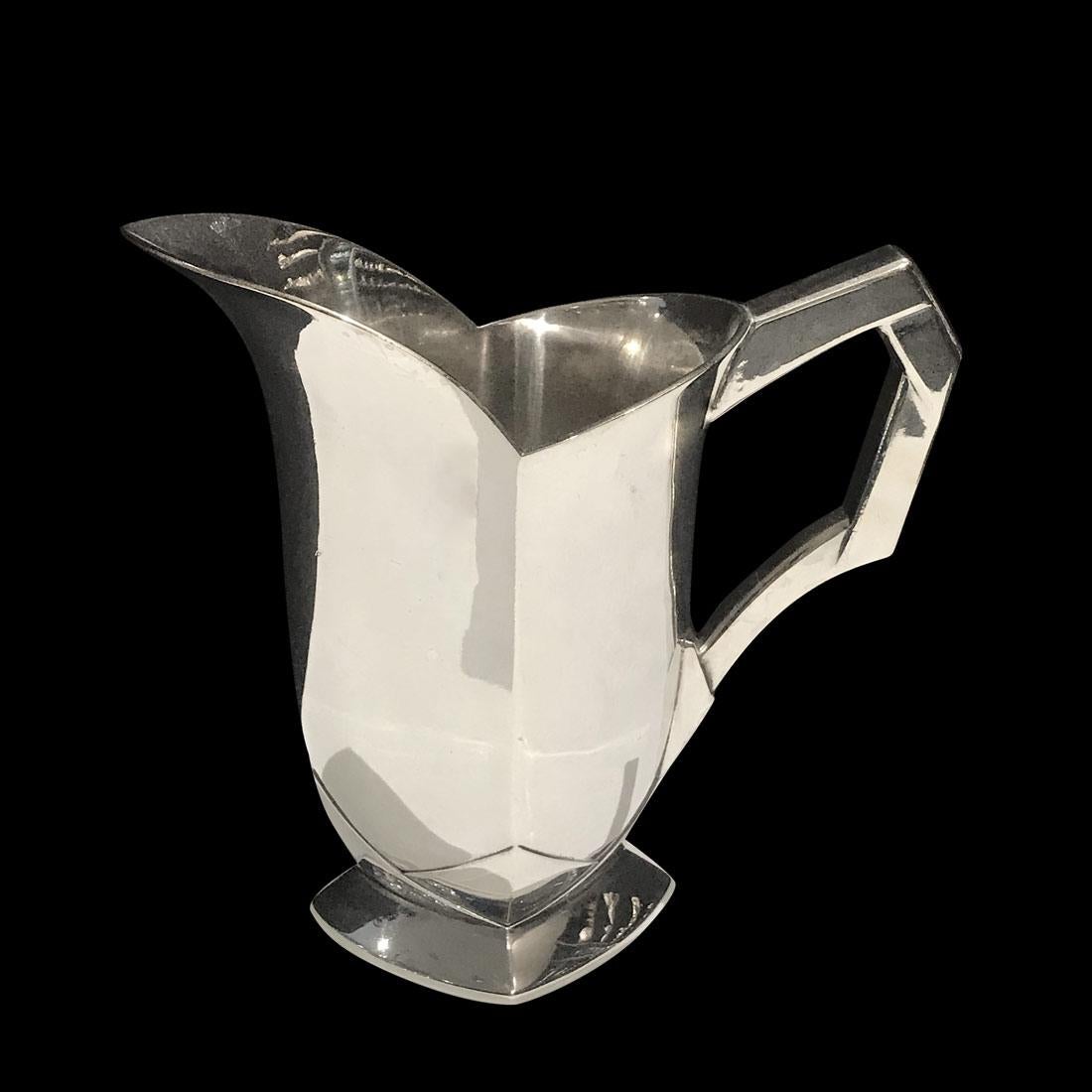 Art Deco jug by Louis Süe(1875-1968) & André Mare (1887-1932) for Gallia - Christofle. Silverplated with plant motifs in low-relief.
Stamped underneath 