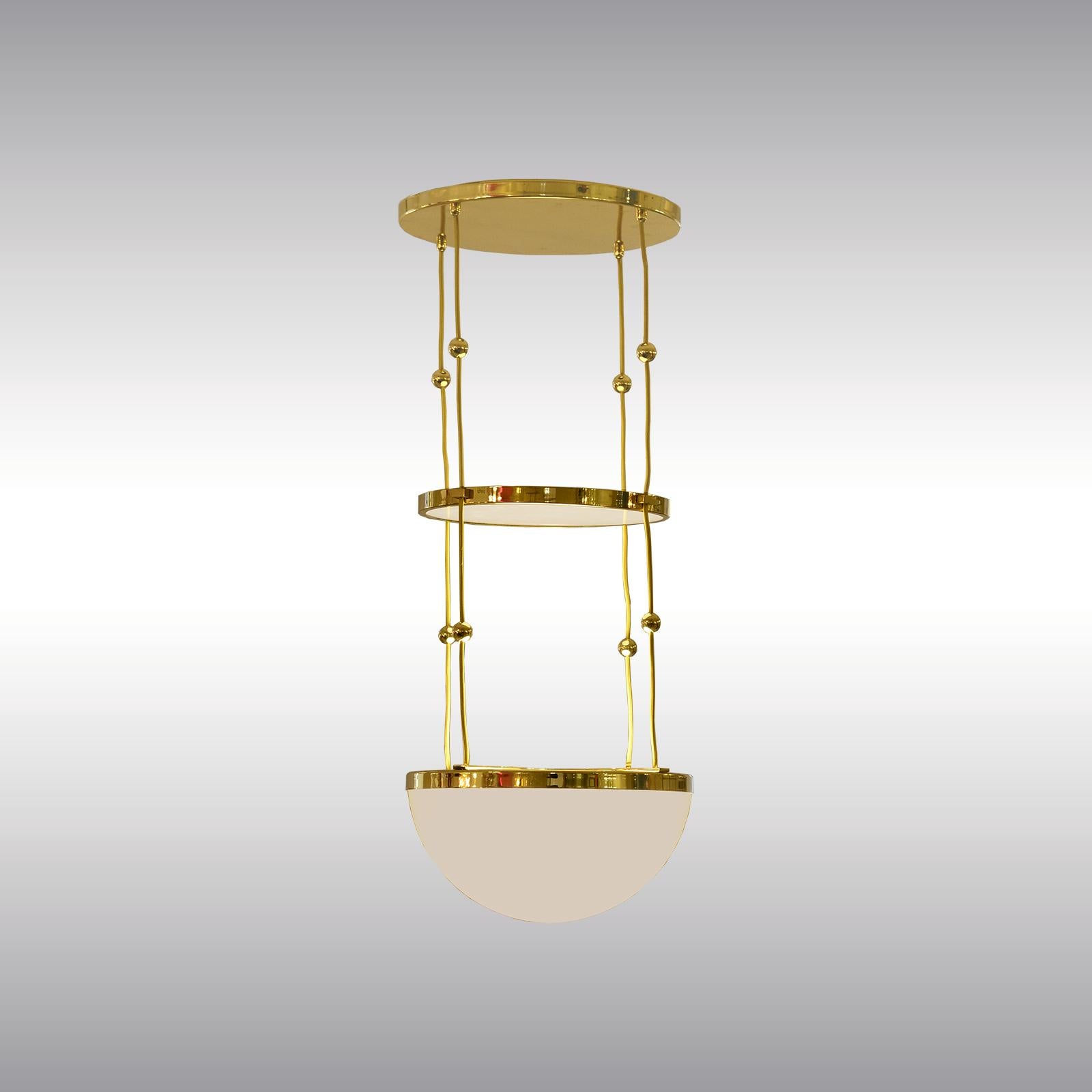 Une variante du lustre de la Banque Anglo-Autrichienne de Vienne, également utilisé à la Boston Trade Bank, existe également en 50 cm de diamètre, veuillez demander le prix. La chute totale est faite sur mesure
