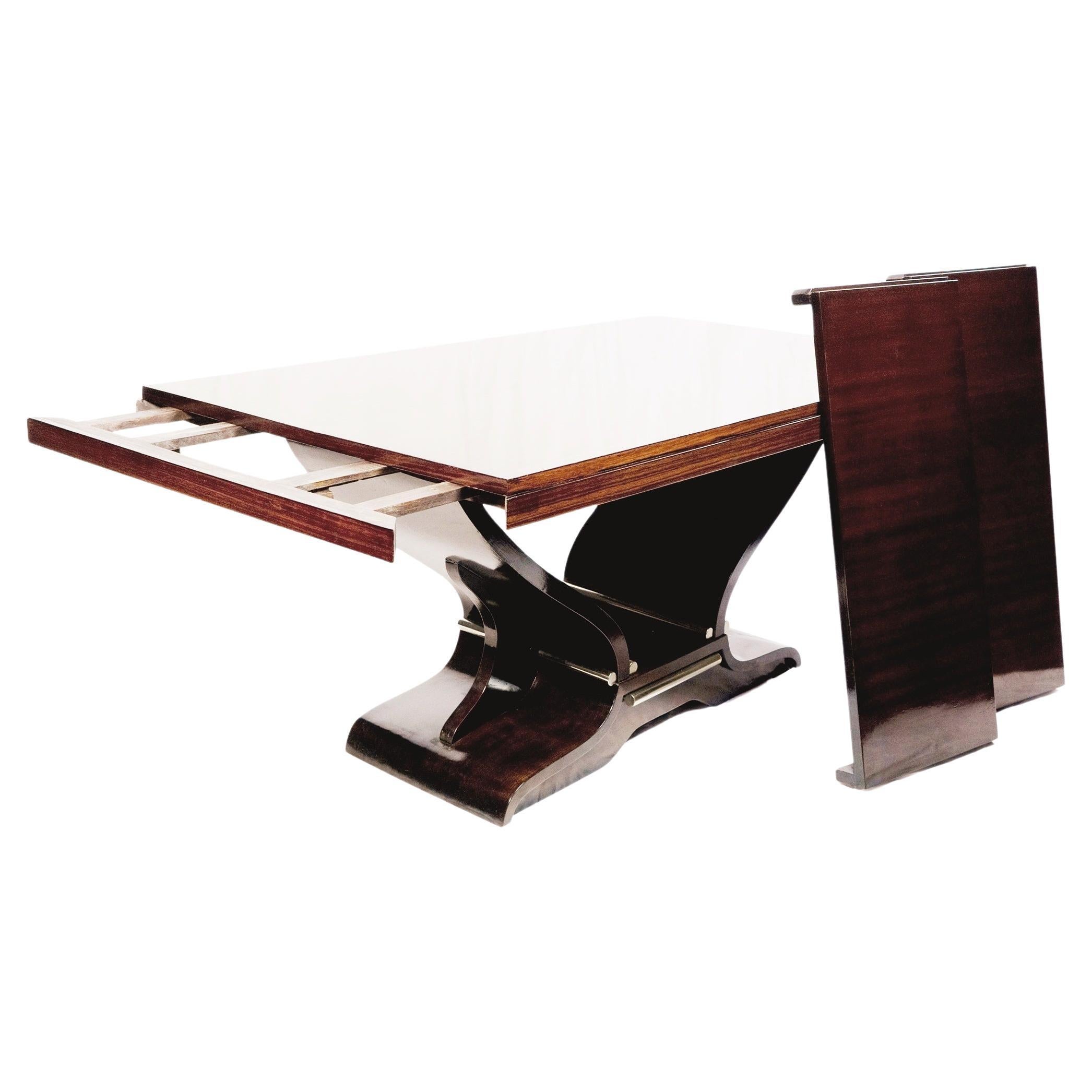 Cette étonnante table de salle à manger française (années 1930) présente un vernis classique avec des courbes élégantes et des rallonges intégrées, des ferrures et des petits détails chromés, une pièce de Design/One de style Jules Leleu.

Hauteur :