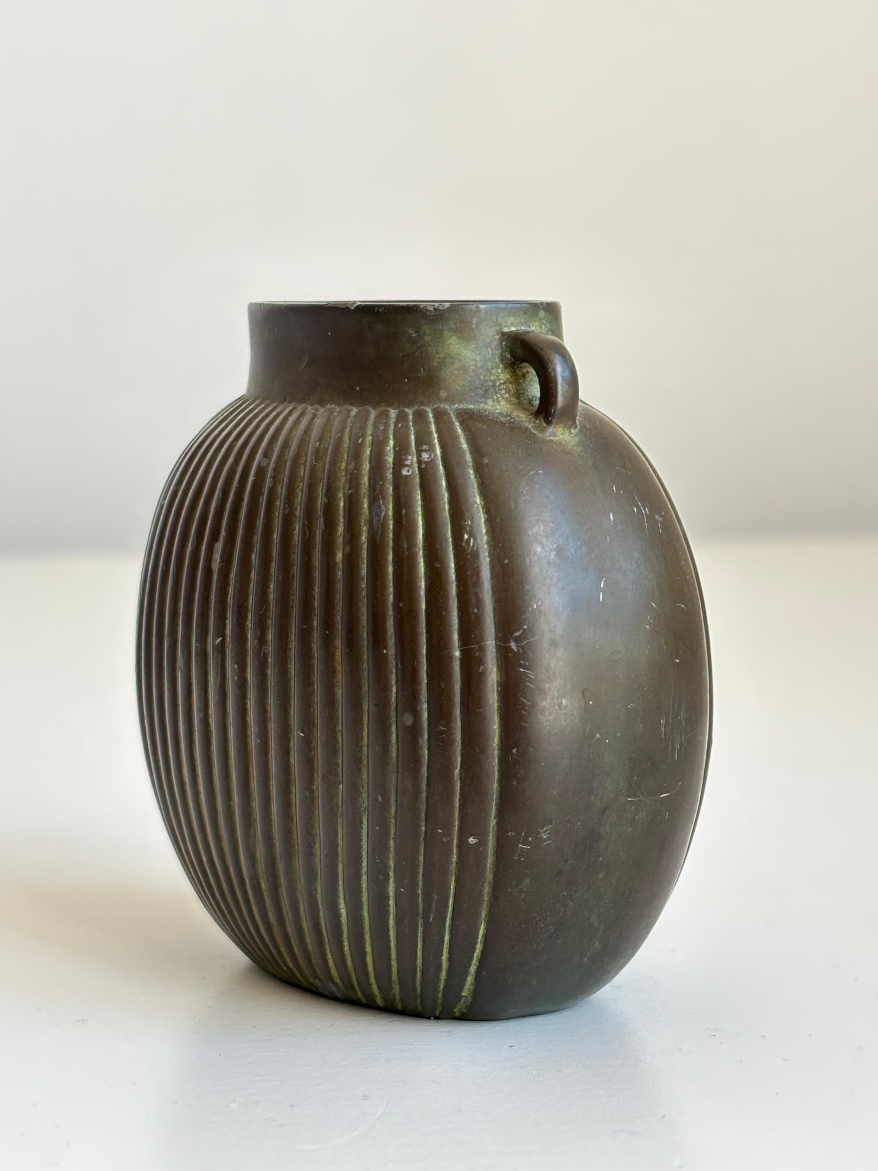 Jarrón estriado Art Decó Just Andersen Diskometal, años 30 Neoclásico en venta
