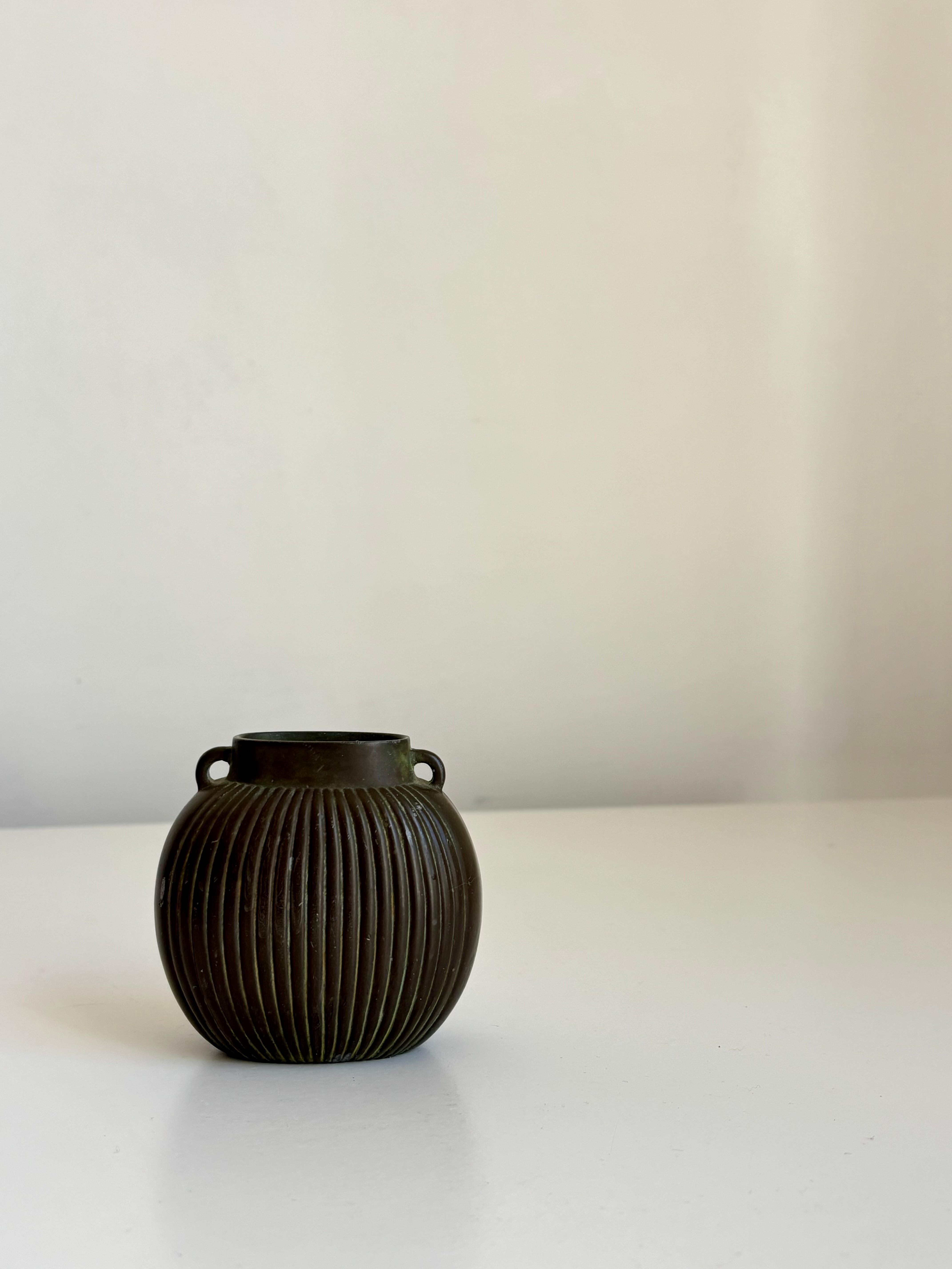 Jarrón estriado Art Decó Just Andersen Diskometal, años 30 Danés en venta